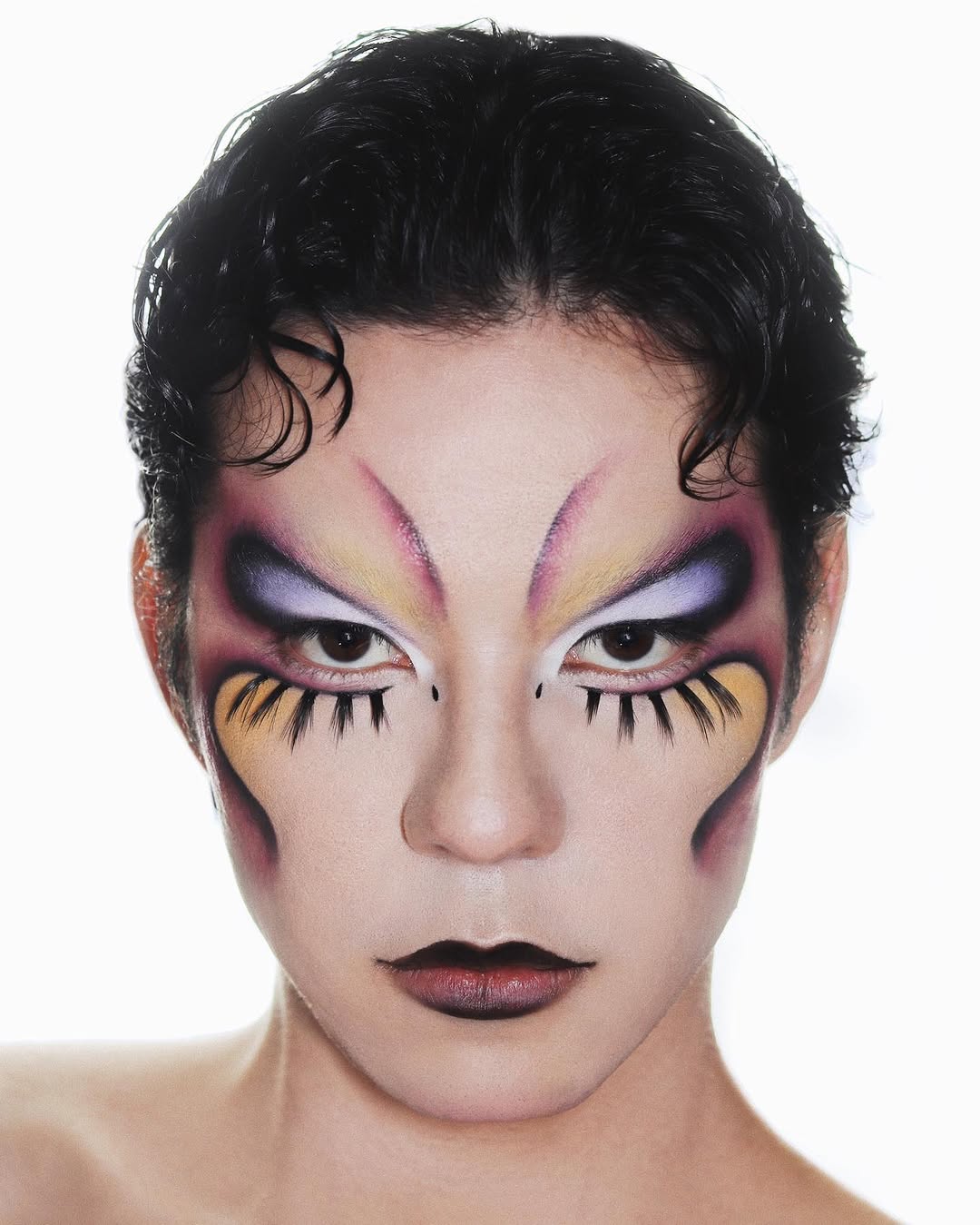 🪐✨ ALIEN SUPERSTAR ✨🪐
.
try to recreate this incredible look by @ohseongseok 
.
produtos:
@shiseido Self refreshing foundation
@kvdbeauty lock it loose powder
@maccosmeticsbrasil fix plus 
@linhabrunatavares bt velvet black
@dailus delineador em gel cat
@kaleidosmakeup scape pod eyeshadow palette
@kissnybrasil cílios 3D
.

#beautyeditorial #undiscoveredmakeupartist #editorialbeauty #creativebeauty #creativemakeup #abstractmakeup #artisticmakeup #editorialmakeup #fashionmakeup #runwaymakeup #ma