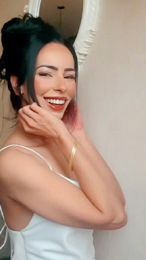 Concordo 1000% com a @jonnajinton quando ela diz que a melhor estação do ano é a transição entre elas, e é exatamente isso que sinto hoje vendo as plantas depois do sono profundo do inverno, voltando lentamente a florir dentro de casa e no meu jardim. Registros desse ciclo divino e abençoado da natureza 🥀

#tbt #seasonchanges #unposted