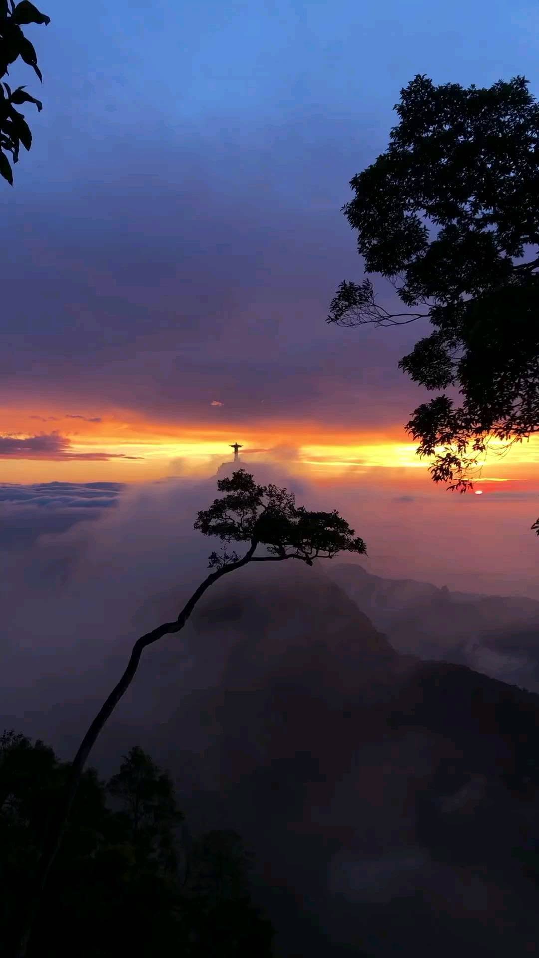 ☆☆☆ O QUE VOCÊ  SENTE QUANDO  ASSISTE  ESSE VÍDEO ??? Saberia me dizer qual é  a cidade deste momento  único  que você  sente até  a presença  de Deus !!!!!
.
.
☆ Esse lugar passou momentos  difíceis ,foi saqueado  ficou totalmente  sem governantes durante um tempo , foi ao fundo do poço , mas reagiu , porque lá  existe famílias, pessoas trabalhadoras como você , gente que soube deixar o rancor de lado por tantas lutas , batalhas e perdas por causa de segurança  pública  e resolveram se tornar p