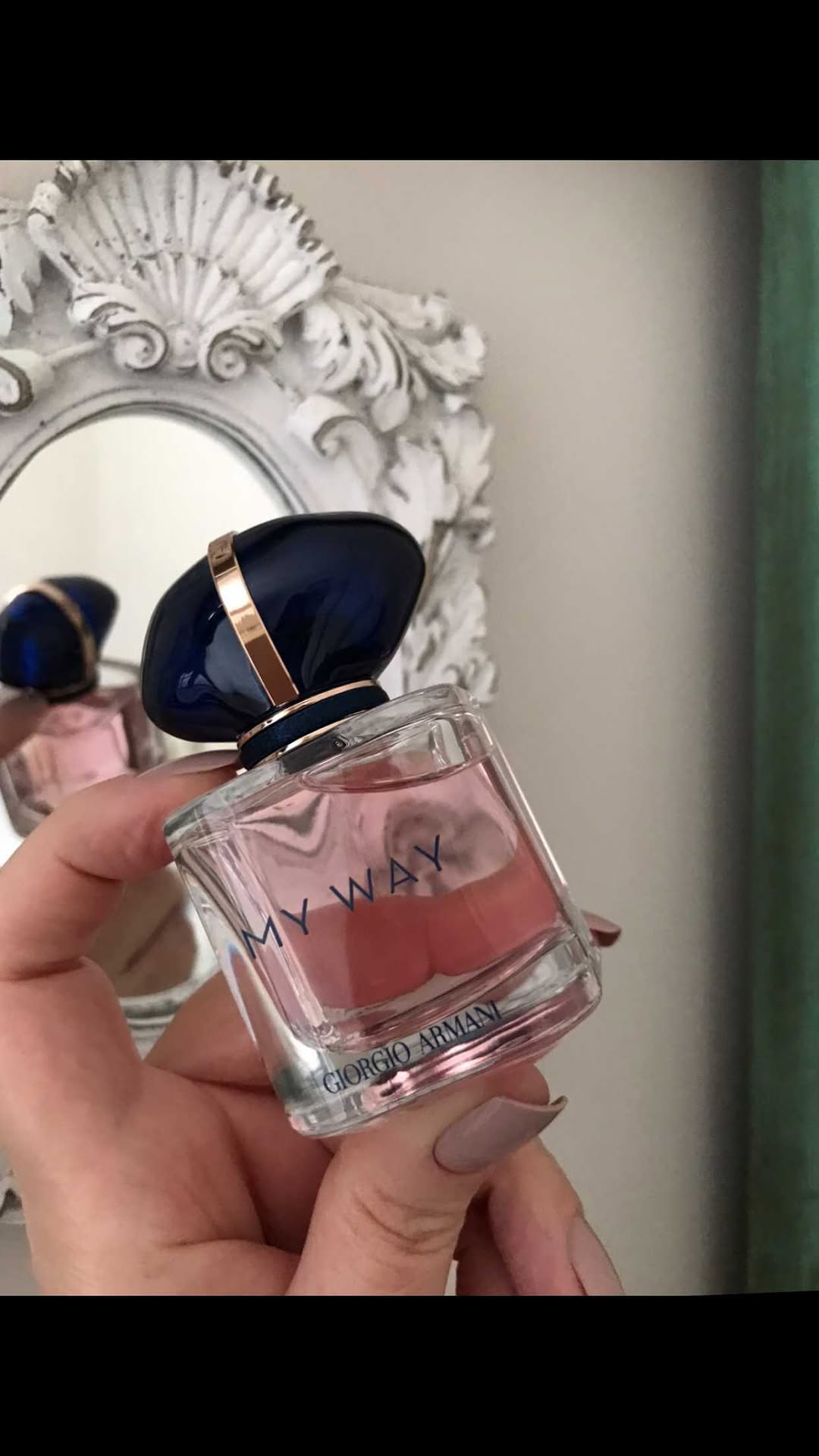 MY WAY

Eu só queria que vocês pudessem sentir a fragrância dessa minha última aquisição no quesito Eau de parfums!

My way de @armanibeauty tem uma combinação de ingredientes raros e contemporâneos: Baunilha de madagascar, tuberosa da Índia e flor de laranjeira do Egito.

A tampa azul e dourada é uma metáfora do mundo. O azul é a cor universal que nos une a todos. É englobado por um anel dourado, estampado com a assinatura de Giorgio Armani, símbolo de um caminho único que se ilumina a cada enc