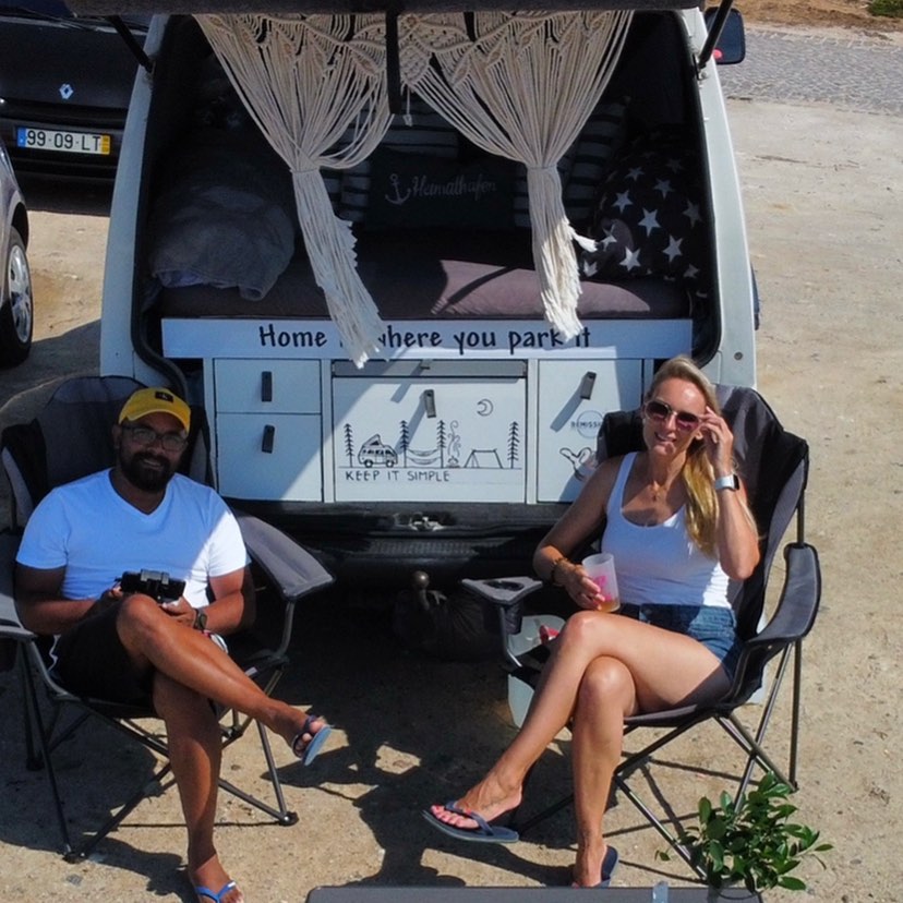 Das Beste an an unserer Arbeit ist die Freiheit!

Als wir in Nazaré ankamen, hatten wir das Glück, unseren Van auf der Klippe vor dem Meer parken zu können, genauer gesagt am Praia do Norde de Nazaré, wo die großen Wellen passieren. An einem klassischen Tag mit schöner Sonne, wenig Wind und röhrenförmigen Wellen.
Wir genossen diesen Ausblick und gingen am Strand spazieren und lernen diesen begehrten Touristenort kennen.
Wir besuchten das “Fort von Nazaré”, das ein Museum mit der Geschichte und G