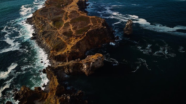 Unsere Reise war in jeder Hinsicht intensiv, in Fatima sind wir mit warmen Herzen abgereist, in Nazaré erlebten wir die Größe der Natur und in Peniche die Kraft des Lebens. 
Hier wurden wir Zeuge von etwas, das viel Nachdenken verdient, wir versuchen euch hier ein wenig von dieser Erfahrung zu erzählen. Wir beschlossen an unserem ersten Tag, im Campingrestaurant zu frühstücken, und dort trafen wir einen jungen Mann namens Gustavo, einen Brasilianer, Surfer, und mit einer unglaublichen Stimmung h
