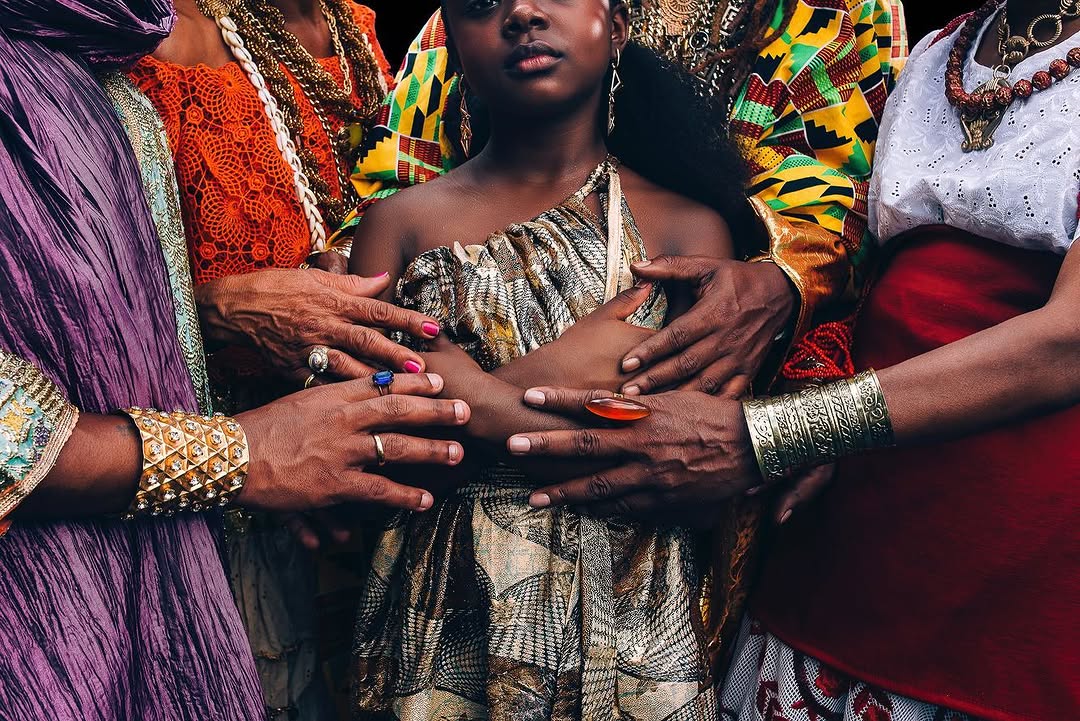 “Pretos ganhando dinheiro incomoda demais” | Criolo.

Fui convidada pela @akqa @akqacasa para fotografar o Still e o backstage do último lançamento do @criolomc, artista de asé que admiro e escuto a tanto tempo, estou imensamente feliz em compartilhar com vocês algumas das minhas imagens favoritas desse trabalho.
-
Quando entrei no set e vi que minha diretora era uma mulher preta amazonense (@hanna_batista ♥️✊🏾) eu me senti contemplada e representada, havia carinho nos mínimos detalhes, foi um 