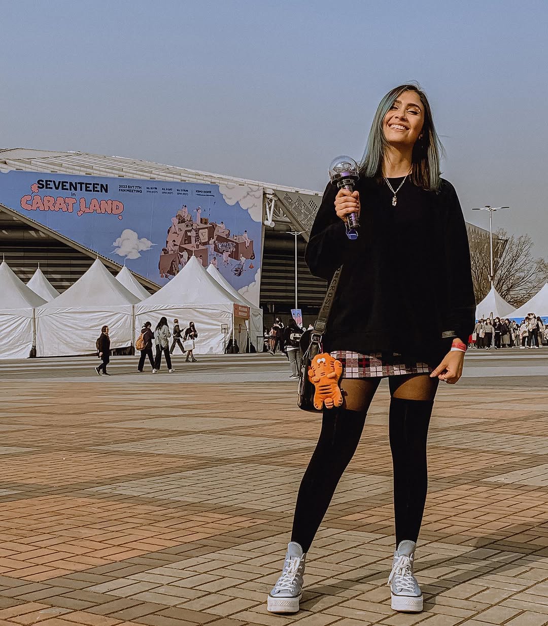 2023년 3월 10일 • Tem uma história que me vem à memória de tempo em tempo, que li em "Fangirls", da @hannahrose___, de uma senhora australiana que viveu o auge da Beatlemania na adolescência. Seus relatos de fã se misturam com histórias da sua vida de garota crescendo, se tornando mulher, esposa, mãe, dançando pelas estações da vida ao som de "Love Me Do." "Cada música me lembra onde eu estava, o que estava fazendo, e o que estava sentindo." 

A parte especial da Caratland foi o caminho que me levo