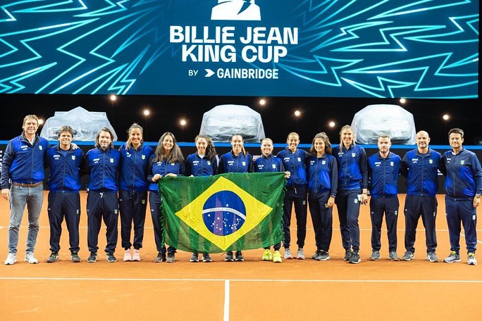 Muito obrigada @cbtoficial @roberta_burzagli , Rafael Westrupp e toda a comissão técnica pela oportunidade de fazer parte desse grupo maravilhoso! Meninas, @biahaddadmaia @carolmeli @ingridgmartins @laurapigossi @luisastefani @oliviacarneiro_ , sem palavras pelo acolhimento, amizade e ensinamentos que tive com todas vocês! 🥲Infelizmente o resultado não foi o que merecíamos mas sabemos que o tênis nos dará novas oportunidades e voltaremos muito mais fortes! Sempre uma honra representar meu país!