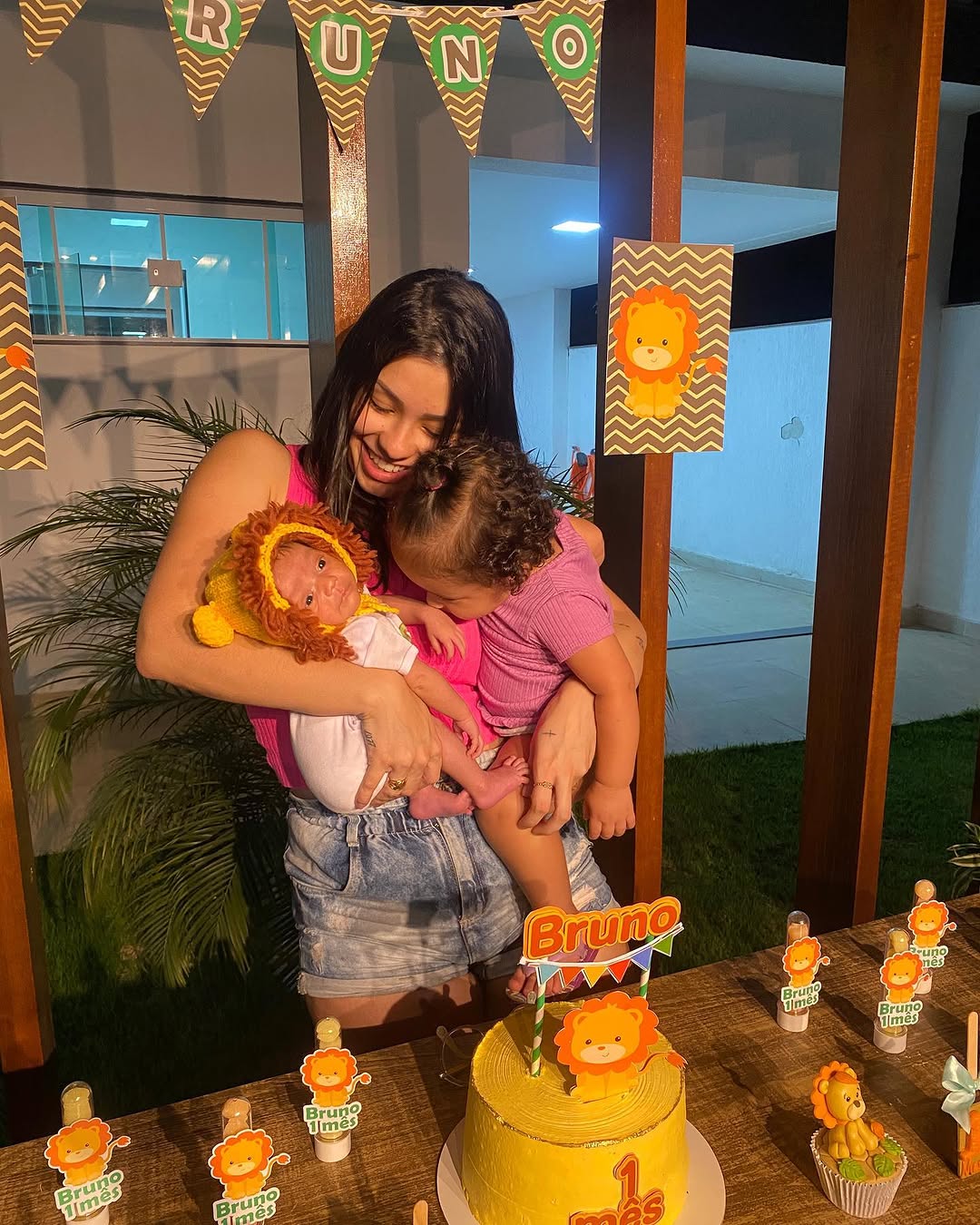 feliz dia das mães pra mim que do o melhor de mim todos os dias e não abro mão do meu papel. Agradeço a Deus por me escolher pra essa missão, ser mãe de vocês dois é incrível.❤️ 
.
.
.
#diadasmaes #felizdiadasmaes #filhos