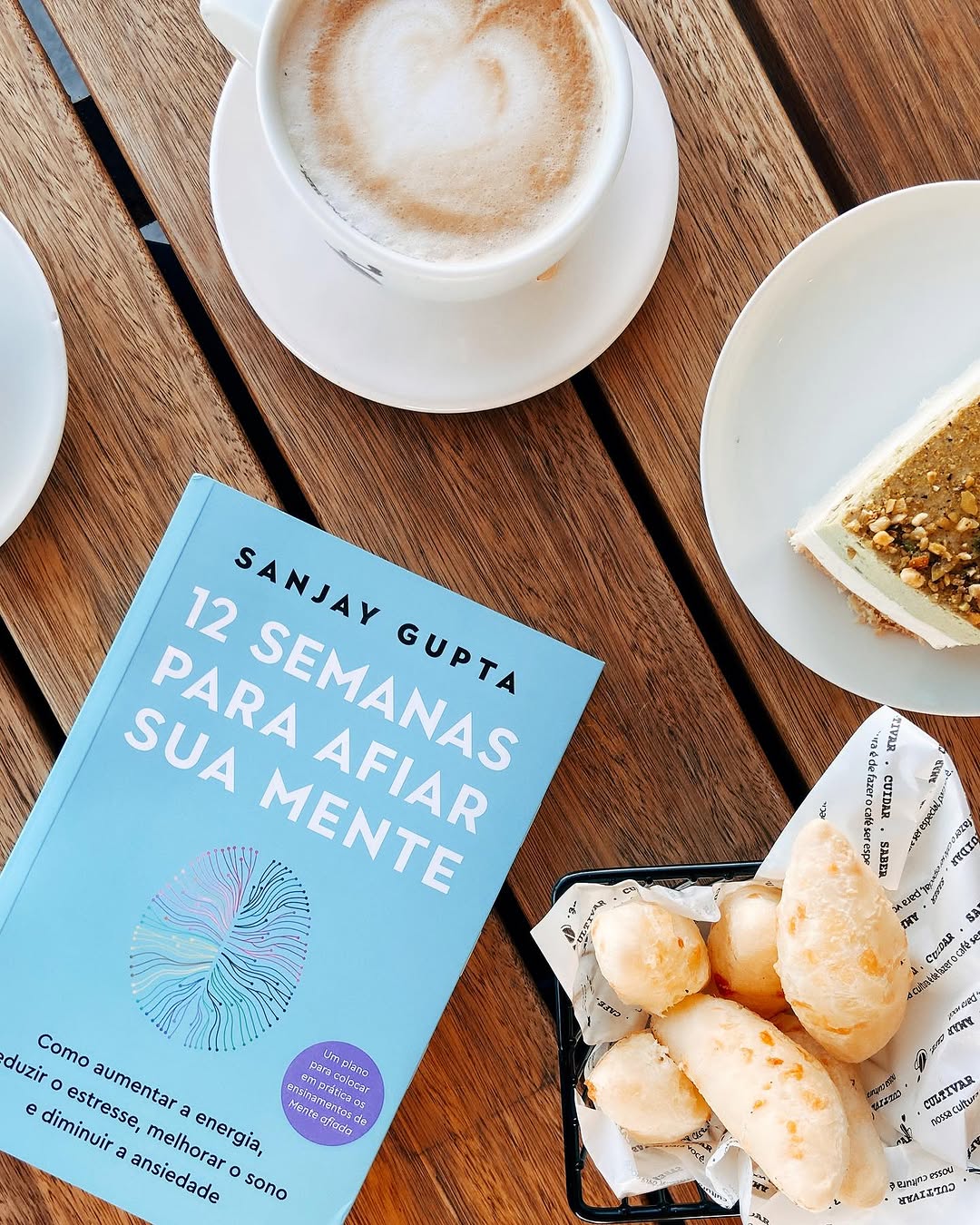 Junho está chegando ao fim... passou rápido e devagar ao mesmo tempo.
⠀
Às vezes é preciso mudar, tomar outro caminho, definir novos objetivos. Os últimos dias têm sido assim, momento de reposicionar a vela do barco.
⠀
Como diz a Lara Nesteruk, quando não sabemos para onde estamos indo, qualquer lugar serve. Conhecer pessoas, lugares, viver novas experiências têm trazido muita inspiração e insights.
⠀
Permanecer num lugar que já conhecemos nos traz segurança, no entanto, nos deixa estagnados. A 