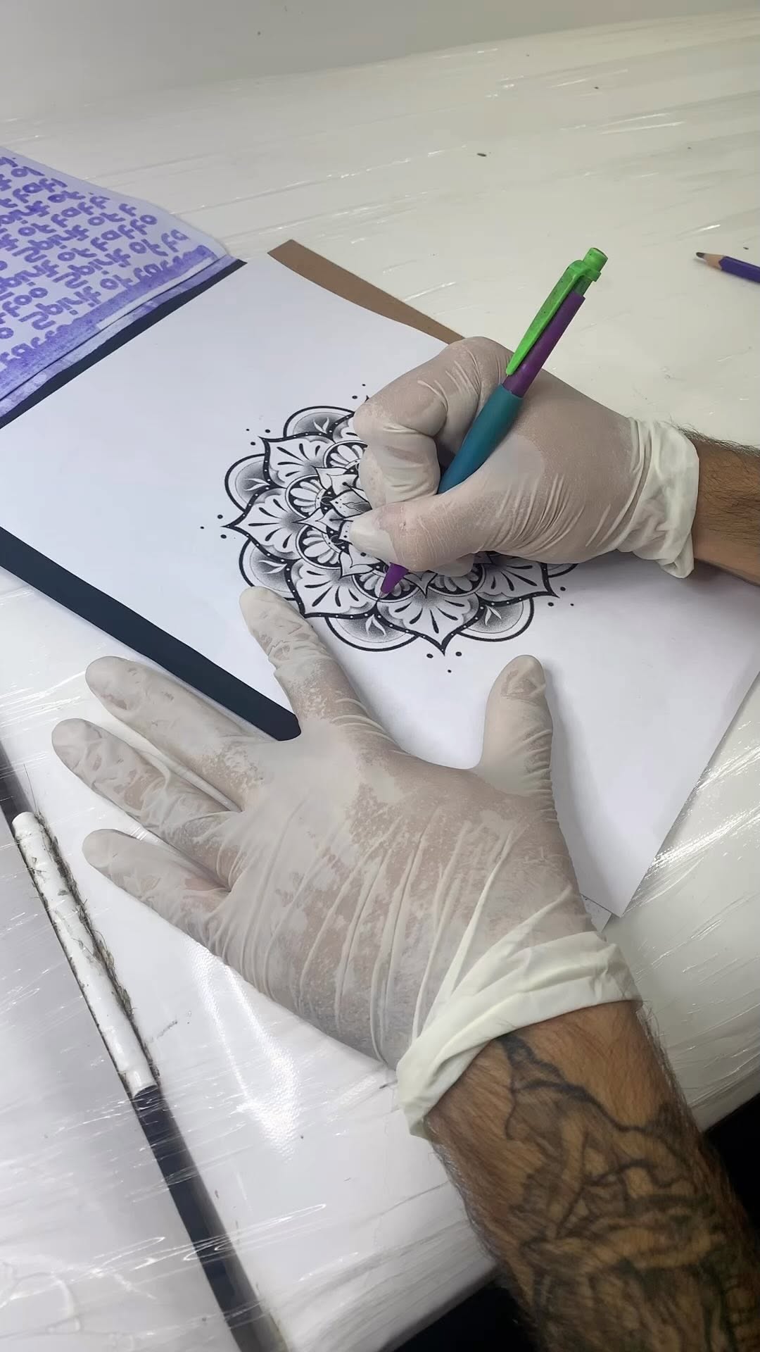 meu xodozinho essa tatuagem agora, o @pedrox_ink  arrasou demaisss,  desenho exclusivo que ele fez, os detalhes são perfeitos, tô apaixonada, atendimento maravilhoso, tudo perfeito ❤️ já podem procurar ele, vão amar tanto quanto euuu .  #tattoo #mandala #tatuagem
