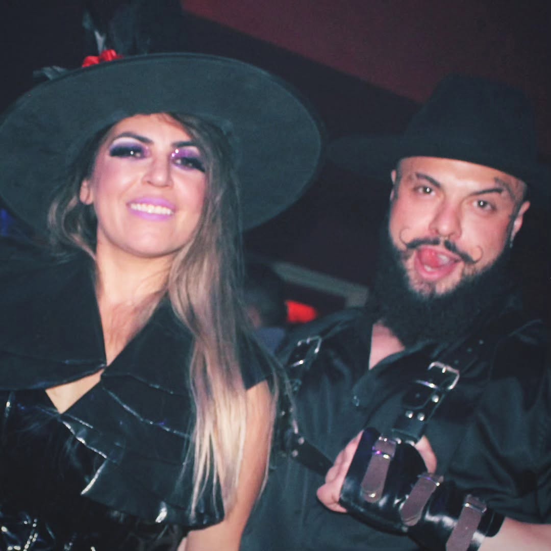 Conheci o @gabespec_ofc num evento aqui em SP do @fatal.model.br. Ele é embaixador da marca, enquanto sou colunista.
E dividimos o palco num debate bem legal sobre o tema da vida de acompanhantes. No mês seguinte, fomos a um evento em Pelotas e passamos o maior perrengue juntos no aeroporto. Deve ter sido engraçado pra quem nos viu correndo que nem dois loucos no corredor que parecia não ter fim ( pra quem conhece aeroporto de Guarulhos sabe do que tô falando ). Chegamos em Pelotas, no meio de u