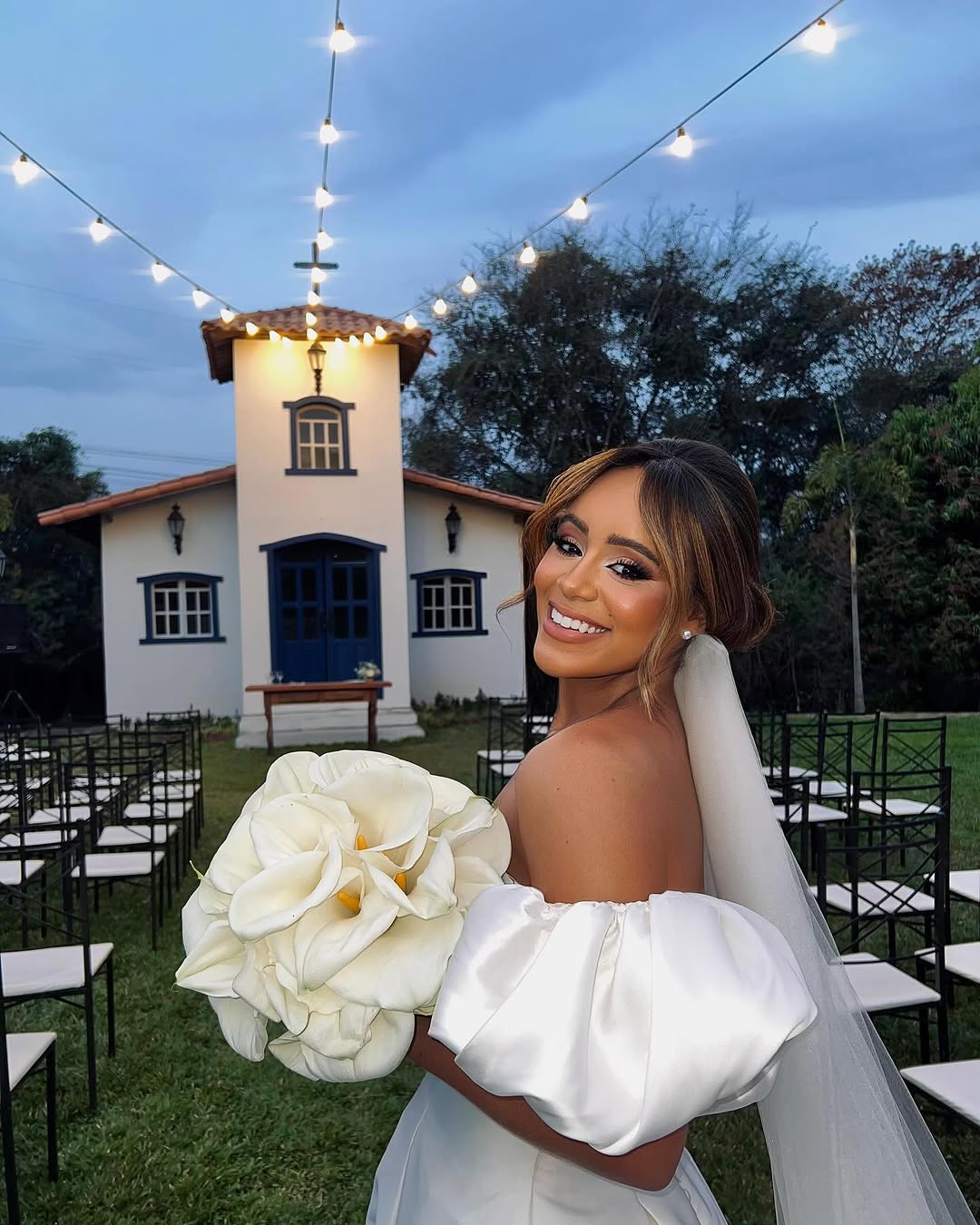 NOIVA CAROLINE ✨
Como é bom fazer parte de momentos tão especiais! Foi uma honra te produzir para esse dia tão sonhado 🥰
Penteado por @stefaninascentes_ 
#noiva #noivadivinopolis #maquiadoranoivamg #bride #noivaclassica #casamentoaoarlivre #casamentocampo #casamentopordosol #maquiadoradivinopolis #maquiagemdivinopolis