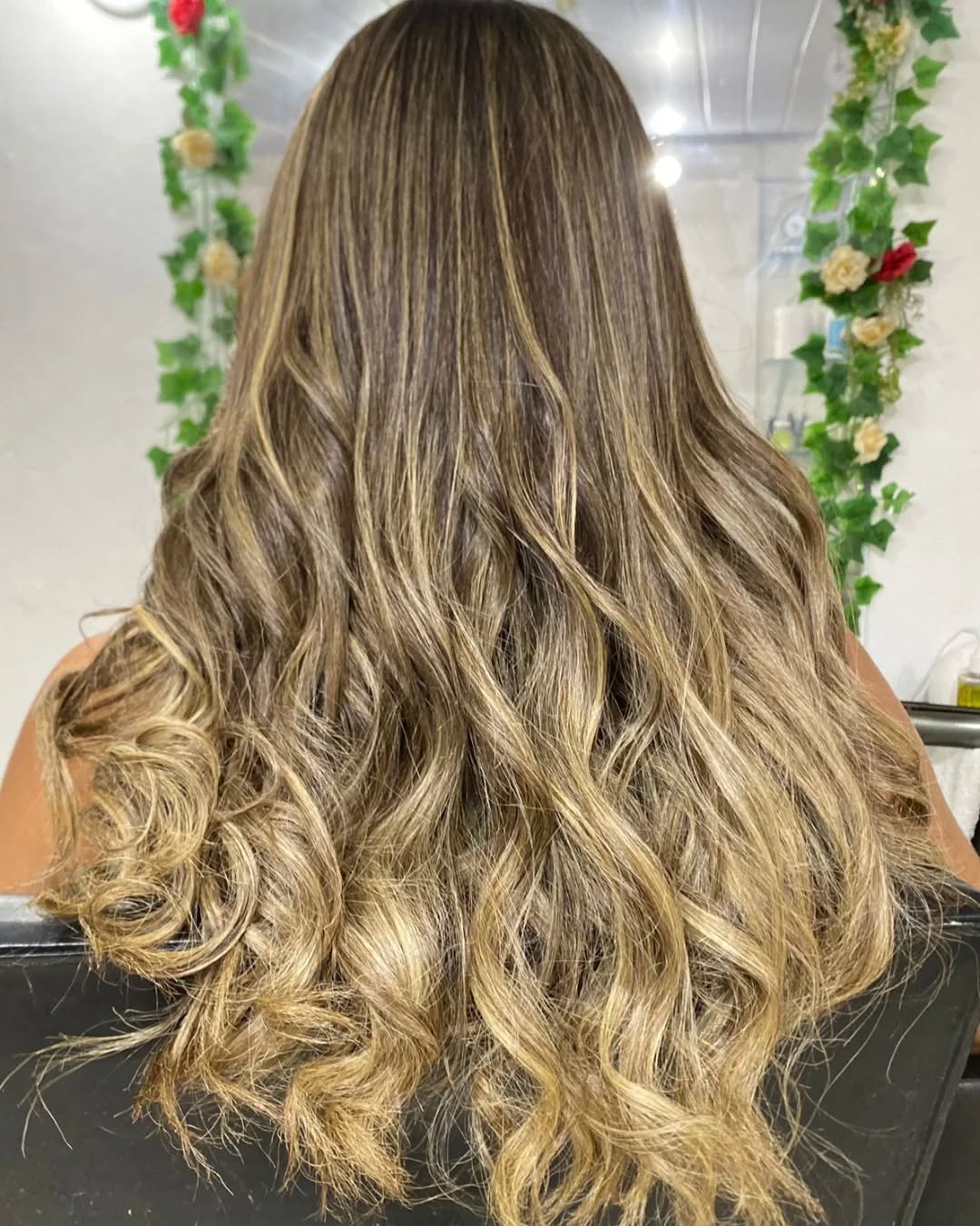 Cabelos tratados e cheios de vida? Só pelas mãos da @renata_oliveira1221 agende já o seu horário!!! 😍✨