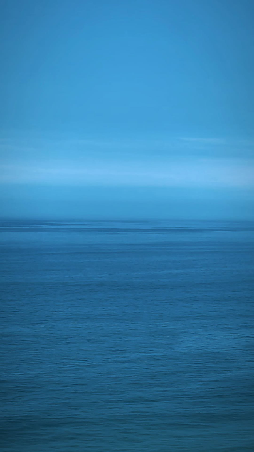 ao longo dos últimos anos, guardei algumas fotos e vídeos de registro pra que a minha memória não se esquecesse de quanta coisa bonita me cruzou o caminho. tenho a saudade quase que prescrita -como um receituário- aqui dentro. registro pra me lembrar e guardo pra não me esquecer de onde eu vim, por onde passei e quem eu sou. as histórias fazem parte de onde venho e pra onde eu quero ir. agora, tenho muitas pra contar das muitas coisas que vivi e imaginei ao longo de um tempo longe daqui. decidi 
