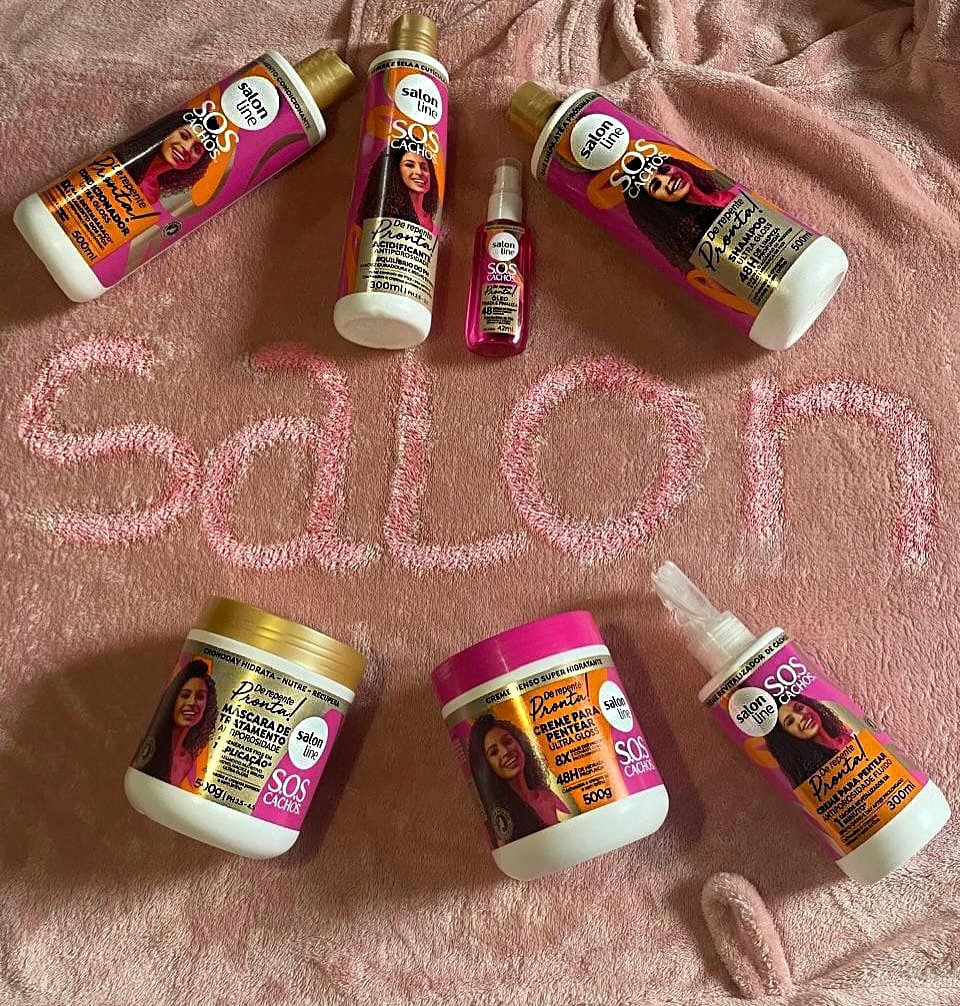 Ei, pretinhas poderosas! ✨ Conheça a linha De Repente, Pronta! @salonlinebrasil @todecacho – a solução para cabelos lindos, brilhantes e com aquele day after de arrasar. Shampoo, Condicionador, Máscara, Óleo Reparador, Acidificante Super Brilho e Cremes para Pentear, tudo em um só kit para uma rotina prática e resultados garantidos. Porque você merece estar sempre pronta para brilhar! 💫 #DeRepentePronta #CabeloPerfeito #migssalonline #salonline #salonlinebrasil