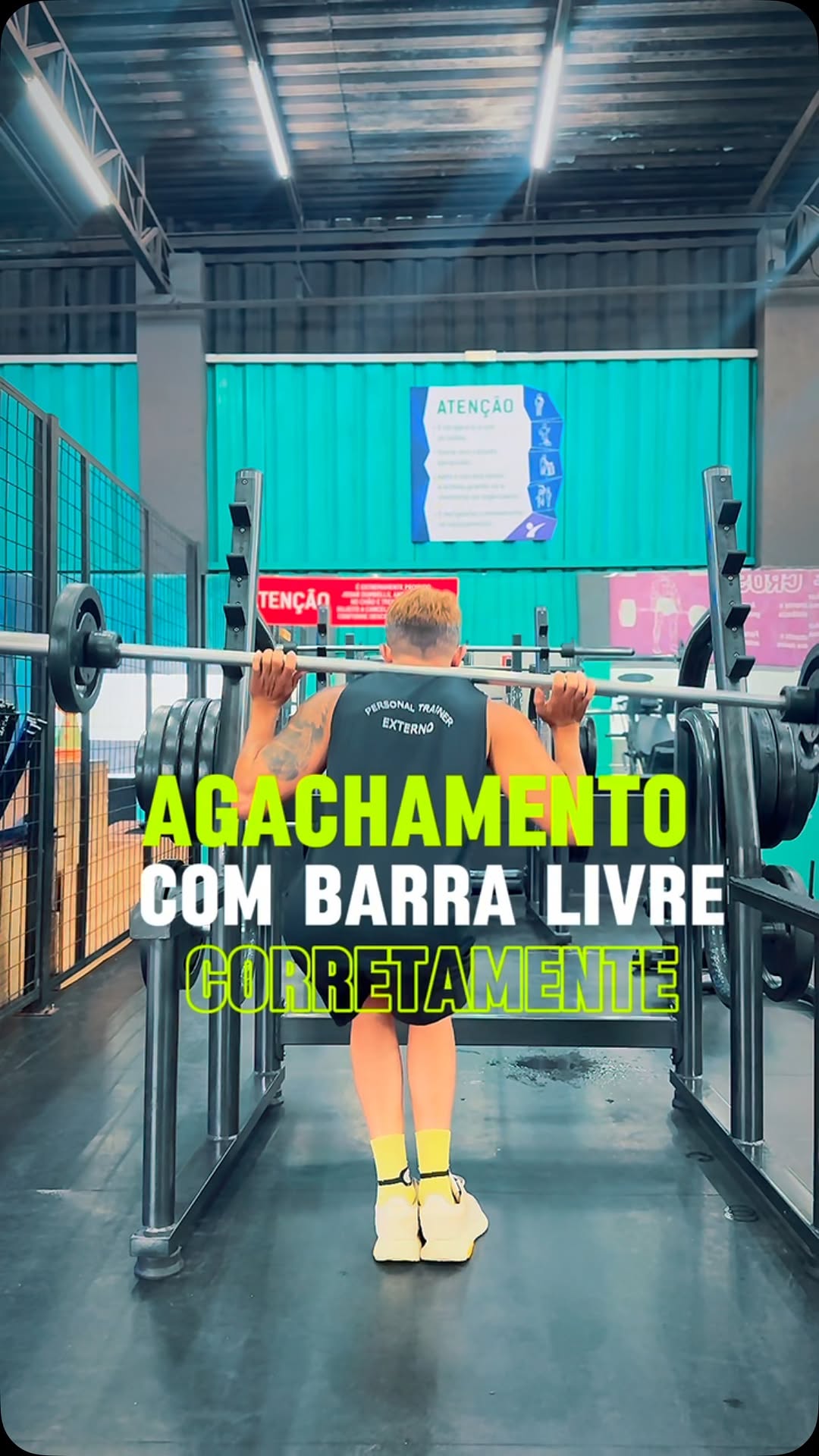 Vejo algumas pessoas fazendo agachamento errado de ladinho ..
Como Fazer Agachamento com Barra Livre Corretamente ..
	1.	Posicionamento Inicial:
	•	Ajuste a barra no suporte à altura do peito.
	•	Fique debaixo da barra, posicionando-a na parte superior das costas (não no pescoço).
	•	Segure a barra com as mãos afastadas um pouco além da largura dos ombros e firme bem.
	2.	Postura e Base:
	•	Pés na largura dos ombros ou um pouco mais afastados, com as pontas levemente para fora.
	•	Mantenha a col