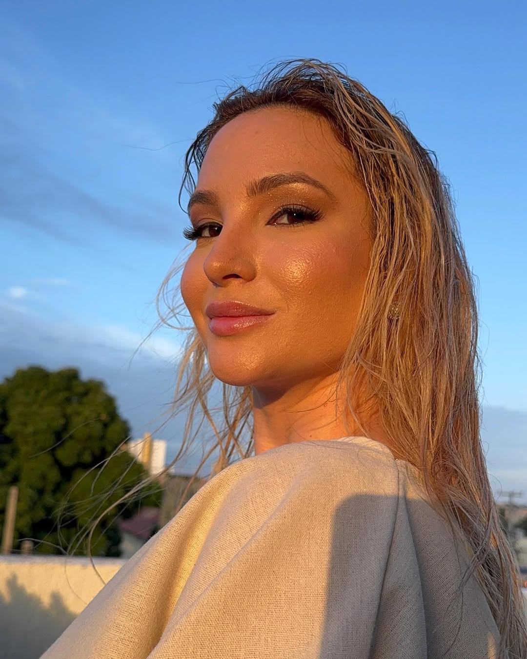 Sunset Girl ✨ @dramonalisamonick 
 
Make & Hair assinados mim @thaisamedeiros.beauty 
 Tendência  verão 2025 

Makeup bronzear and Glow
Hair Went hair ‘efeito molhado ‘