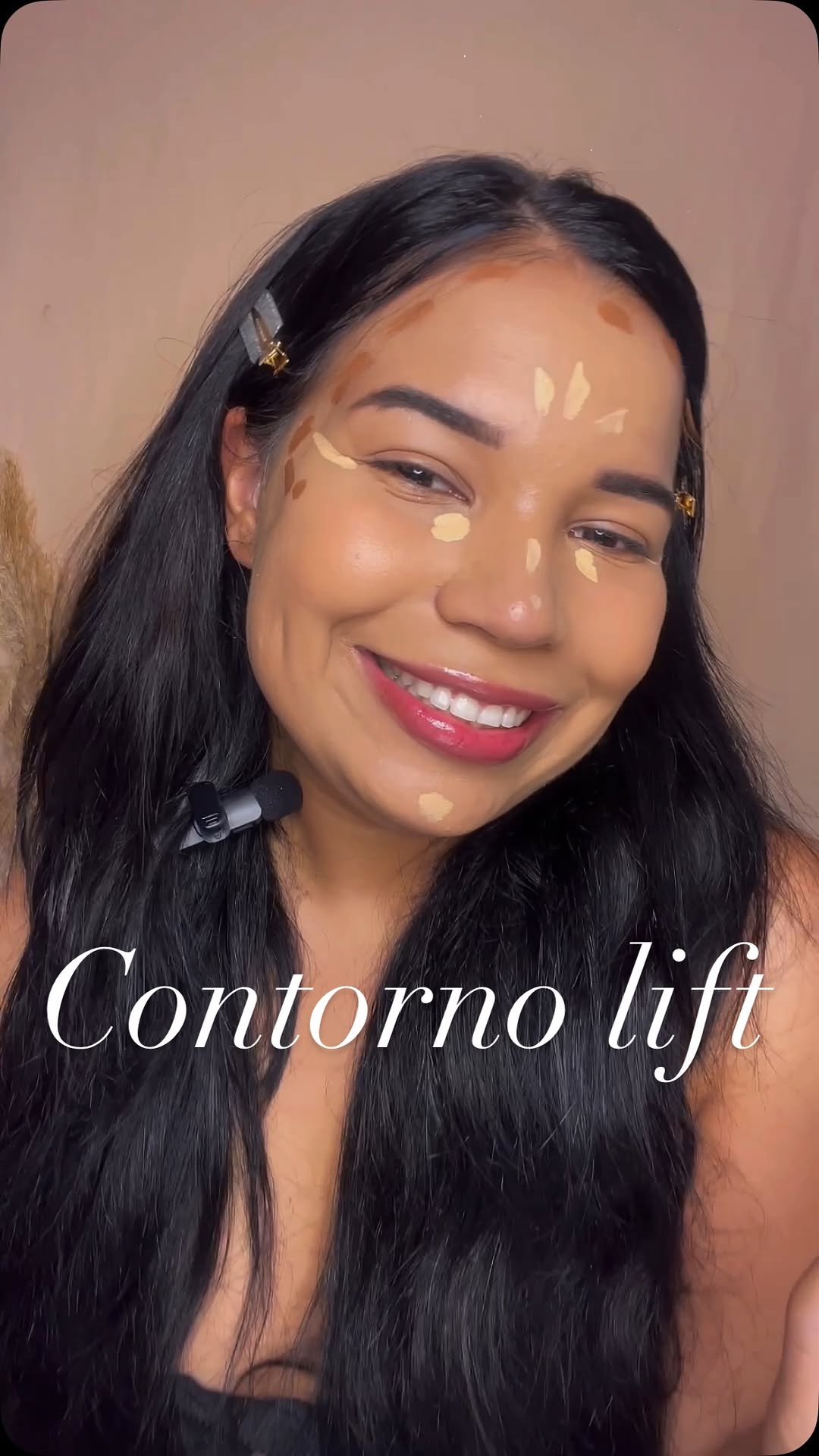 Passo a passo para um contorno perfeito com efeito lift! ✨

Contorno escuro: Aplique nas áreas onde você quer criar sombras e profundidade. Normalmente, isso inclui:
Na linha do cabelo, perto da testa, para diminuir a largura da testa.
Nas laterais do nariz, para afinar.
Ao longo das têmporas e abaixo das maçãs do rosto para esculpir e dar definição ao rosto.
Ao longo da mandíbula, para definir o queixo e o pescoço.

Contorno claro (ou corretivo claro): Este é o truque para iluminar e dar destaq