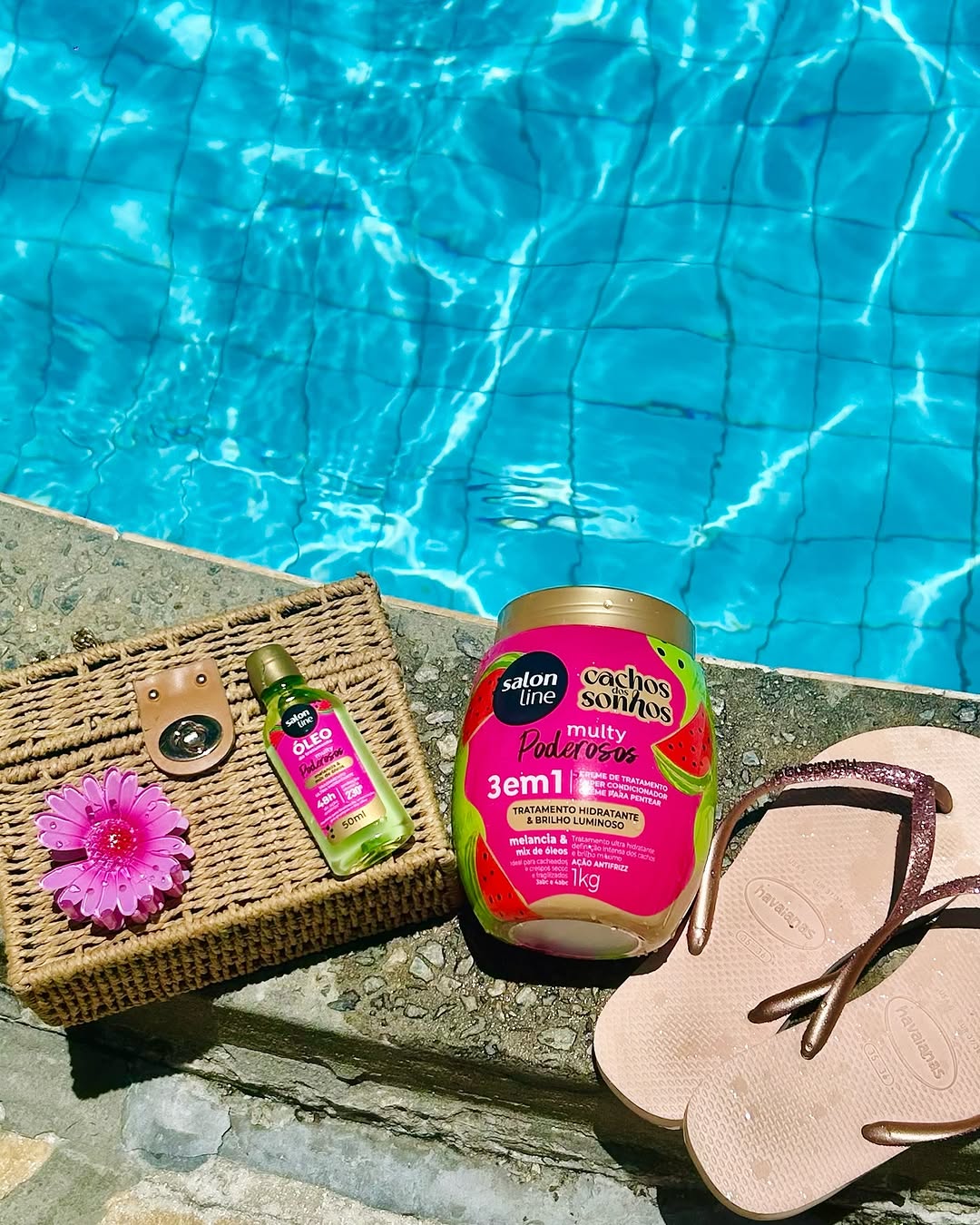 🌞 O verão chegou com tudo! Sol, mar e piscina... mas você sabia que seus cabelos também precisam de um cuidado especial nessa época? 🌊✨

Eu trouxe a solução perfeita: o creme 3 em 1 que vai transformar suas madeixas! 😍 Ele é tratamento, super condicionador e creme para pentear, deixando os fios ultra hidratados, com cachos definidos e um brilho incrível. E não para por aí! Com o ÓLEO de tratamento e proteção térmica, seu cabelo fica protegido de todos os danos do verão.

Agora, quero saber de