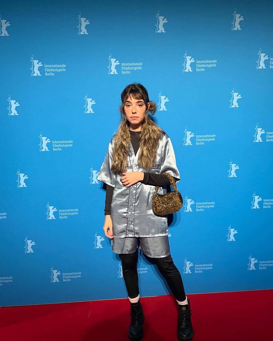 ESTREIA MUNDIAL - “DE MENOR” na @berlinale aqui  berlim! 
sem palavras pra essa semana que passamos aqui, a recepção do publico com o nosso trabalho, falando de temas tão delicados e urgentes no Brasil 🇧🇷 De Menor fala sobre o adolescentes em conflito com a lei e todas as dificuldades que enfrentam, o racismo sistemático e estrutural, o machismo de mulheres que entram pra vida do crime pra agradar seus parceiros e depois são abandonadas nos presídios, enfim! poder mostrar e falar disso pro mun