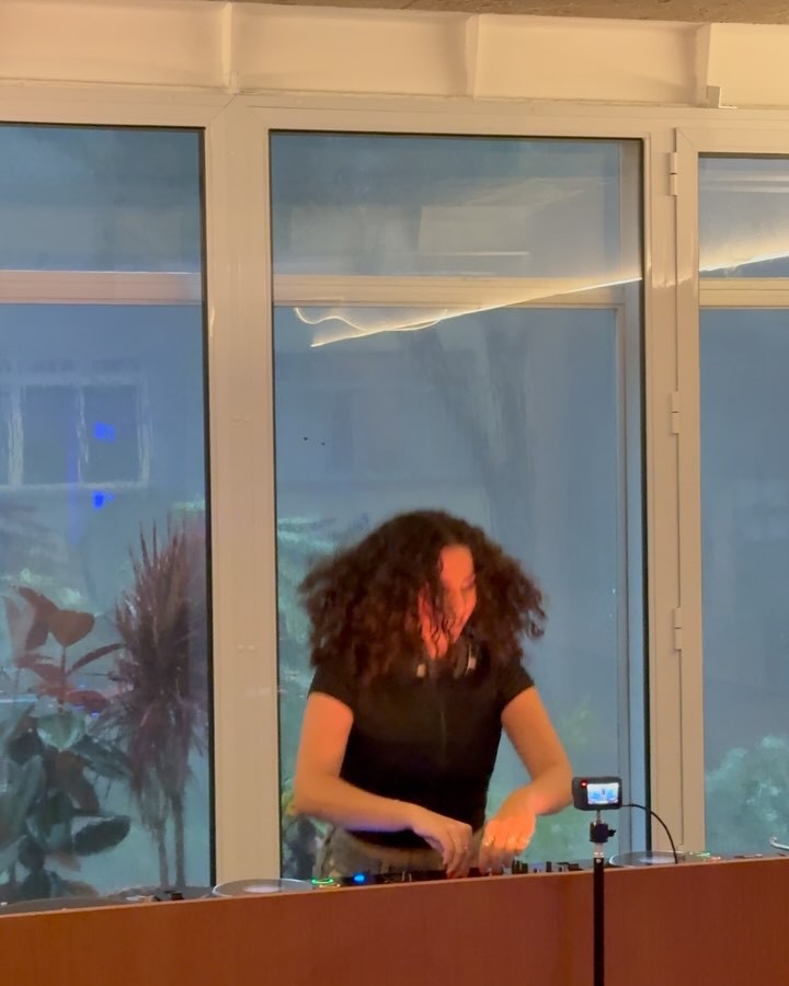 climinha de fim do mundo bom pra anunciar que tá no ar meu set na @veneno.live 

furacão 3000 pra vcs 🌪️🌀💙

obrigada @bartigga pela recepção, vida longa a veneno! até hoje tô sonhando com a cdj 3000 💭

1: registro da diva @camillagcb obrigada d+
2: @pedrooadame & @djramemes x @c0rred0r 
3: @glurcky x @rassaaan
4: @sykorss x @wostmusic 
5: @f.i.l.o.x.x.x.a x @itsfrang
6: @alyx___________ x @djjheffh1