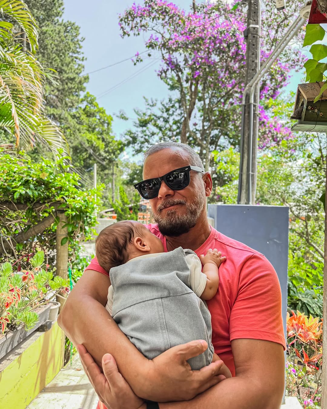 E hoje o dia é todo dele 🥳🍰

O melhor parceiro do mundo, um homem com um coração gigante, um amigo incrível e como pai, aaahhh como pai não tem para ninguém!

Obrigada por estar lá para mim sempre. Você tem sido meu companheiro no caos, minha calma na tempestade e a razão pela qual encontro forças quando sinto que não tenho mais nenhuma.
Obrigada por me amar nos dias difíceis, por me fazer rir quando mais precisei e por aparecer de uma forma que as palavras nem sempre conseguem captar.

Você t
