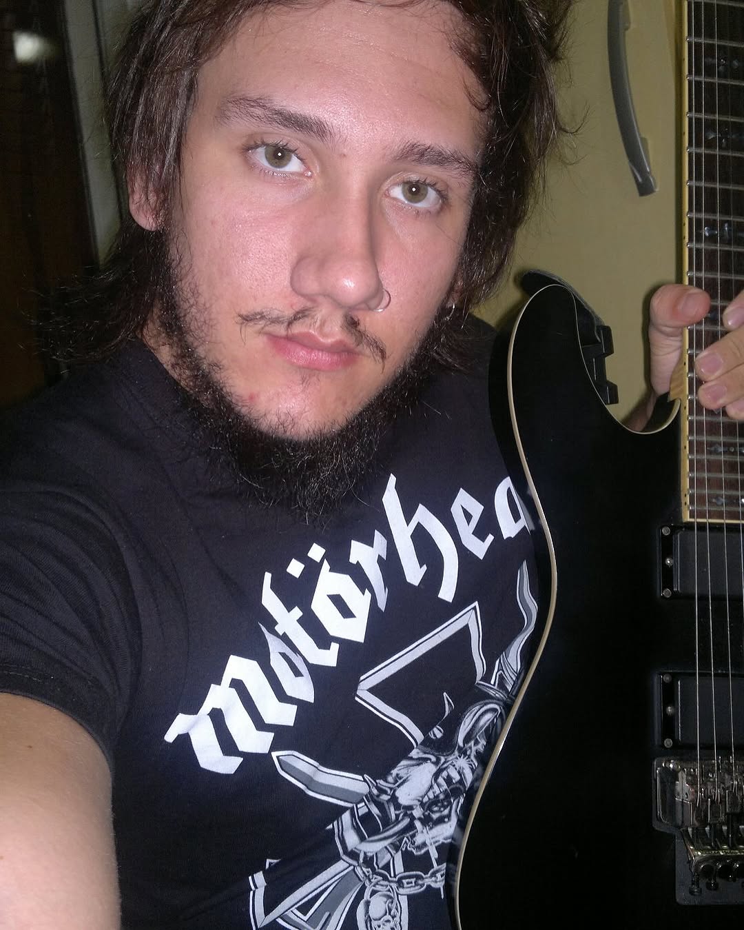 🎸 Diferentes épocas, a mesma paixão. 🎸
O tempo passa, o tempo voa, mas uma coisa sempre permaneceu comigo: a guitarra. Cada foto, conta um capítulo da minha história, mostrando os diferentes Fellipes que já fui, mas sempre unidos por um único amor: a música.

A todos os irmãos e irmãs de seis , sete , oito …cordas, que transformam sentimentos em som, desejo um Feliz Dia do Guitarrista! 🔥🎶

#guitar #guitarriff #guitarporn #guitarplayer #guitarsolo #metalmusic #djent #metalcore #riffwars #lick