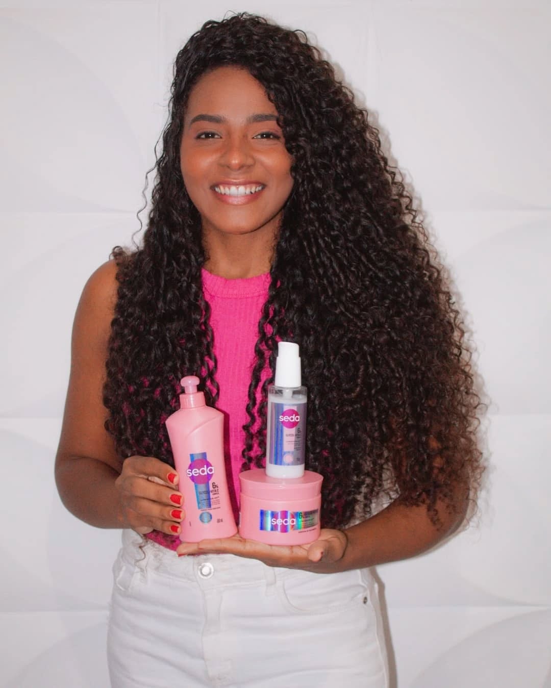 ✨ Ilumine seus fios com o novo Kit  Luminous UV da seda! ✨

Fui escolhida pela @sedaoficial em parceria com @tudopracabelo para contar tudo sobre essa novidade incrível. O Kit  Luminous da Seda foi desenvolvido para trazer mais brilho e leveza aos cabelos, realçando a beleza natural dos fios.

Com uma fórmula especial, ele limpa, hidrata e protege, deixando os cabelos macios, sedosos e com aquele brilho radiante que a gente ama! ✨

Se você busca um cabelo iluminado e cheio de vida, esse kit é pa