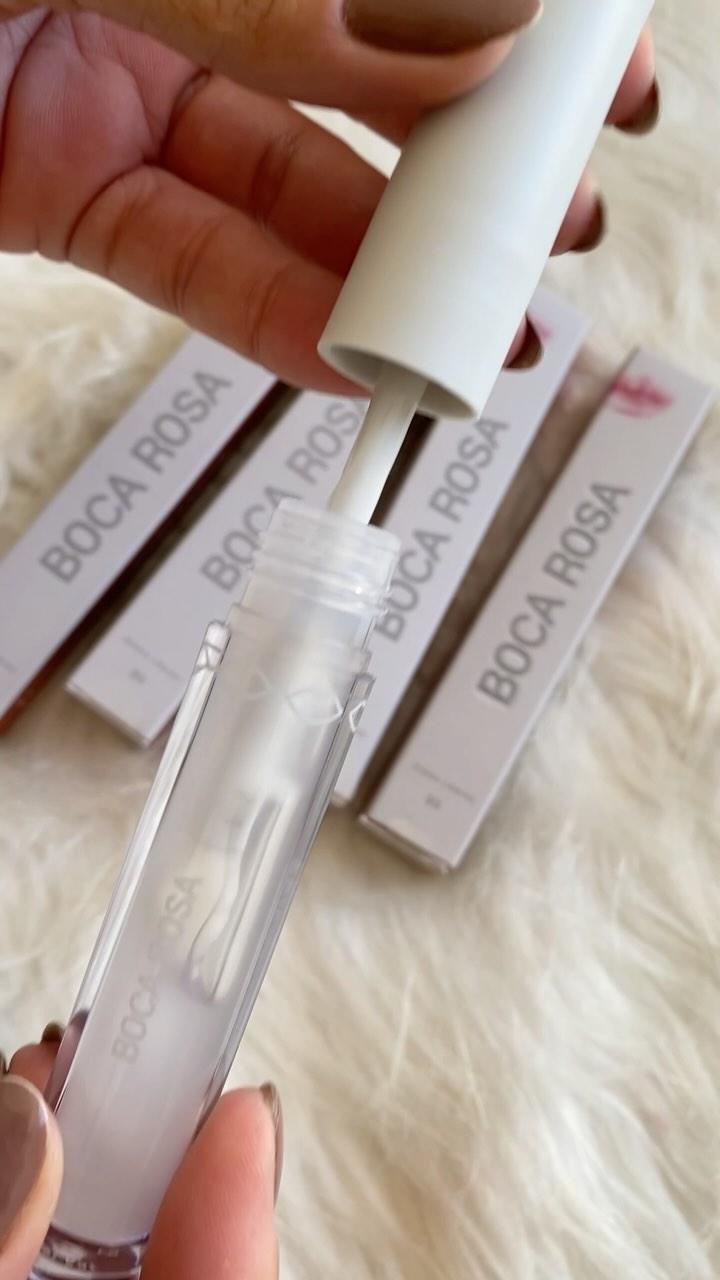 Comprei todas as cores do gloss HIDRA LÁBIOS da @bocarosabeauty 

São 5 glosses sendo um deles incolor e todas as cores translúcidas que é essa pegada mais transparente.

🤑R$ 49,90 cada
Agora me contem oq vcs acharam desse lançamento?

#gloss #hidralábiosbocarosa #boca #makeup #maquiagembrasil