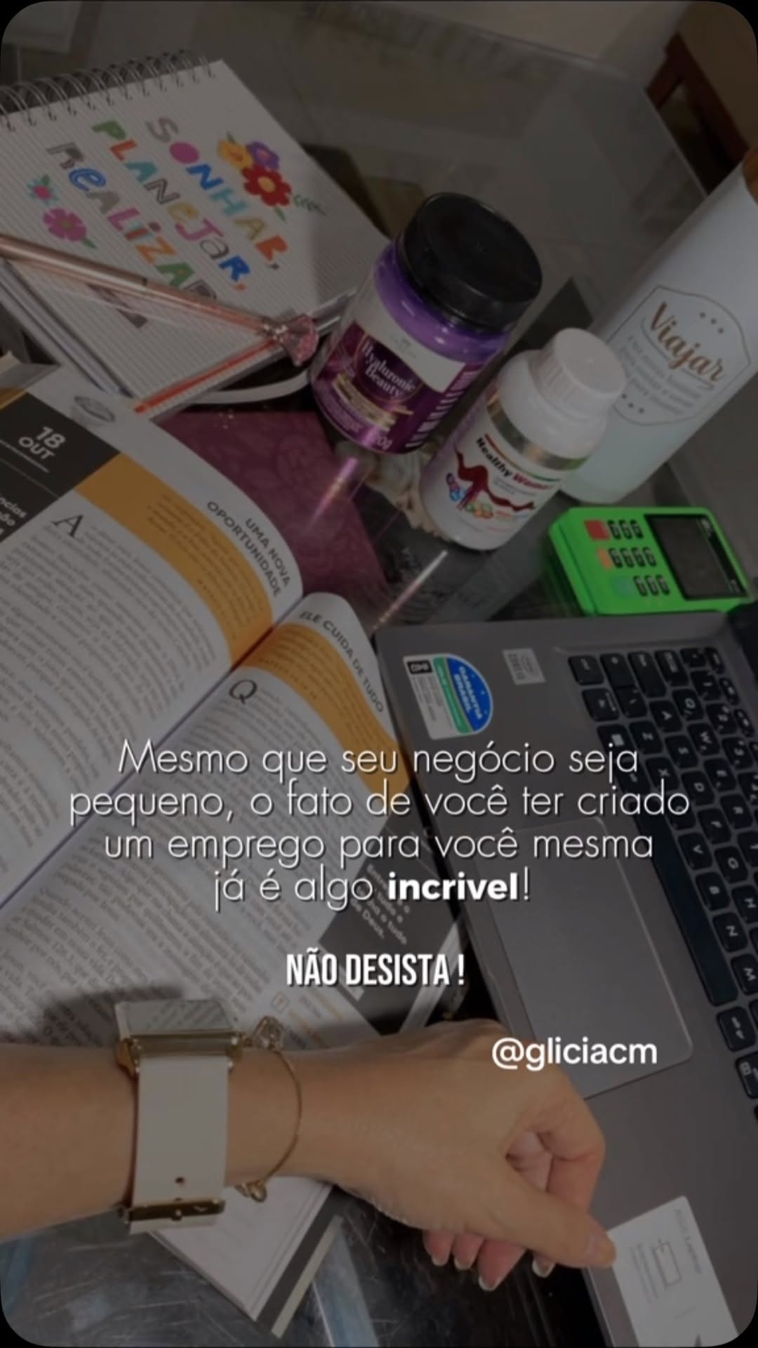Se apega no que te faz sorrir. Faz da gratidão a tua prece e das fé o teu escudo. Não te apresse nos teus passos, tenha um pouco mais de calma. Paciência é uma virtude bonita de quem confia no tempo de Deus. 💜🙏