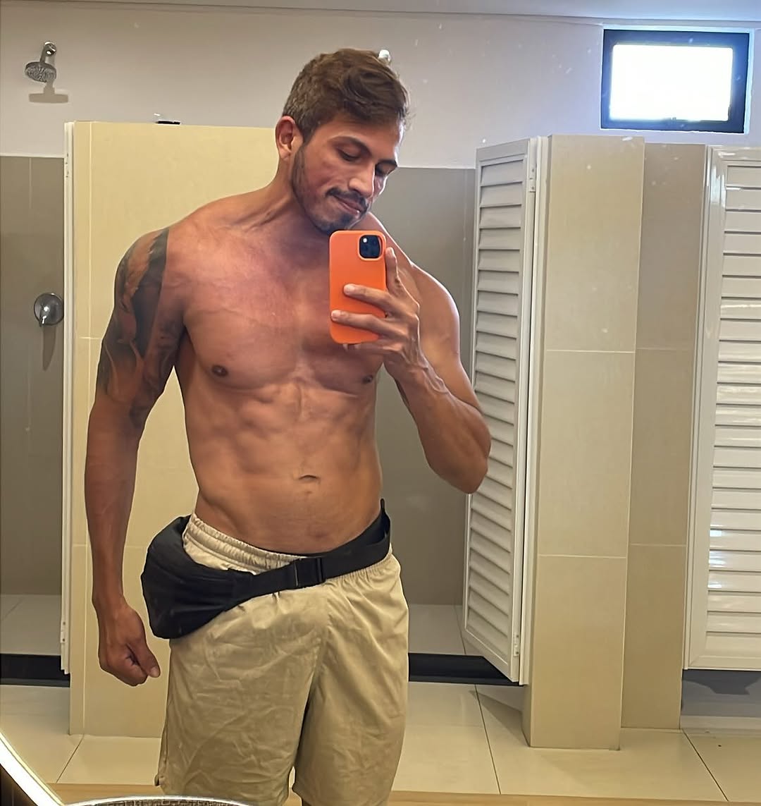 Sua dieta não é só o que você come.
E o que você assiste, o que você ouve, o que você lê, as pessoas com quem você anda... esteja atento às coisas que você coloca em seu corpo fisicamente, emocionalmente e espiritualmente.  Boa segunda-feira .  #vidasaudavel #musculação #personaltrainner #vidafitness💪 #dieta @liveacademiapremium