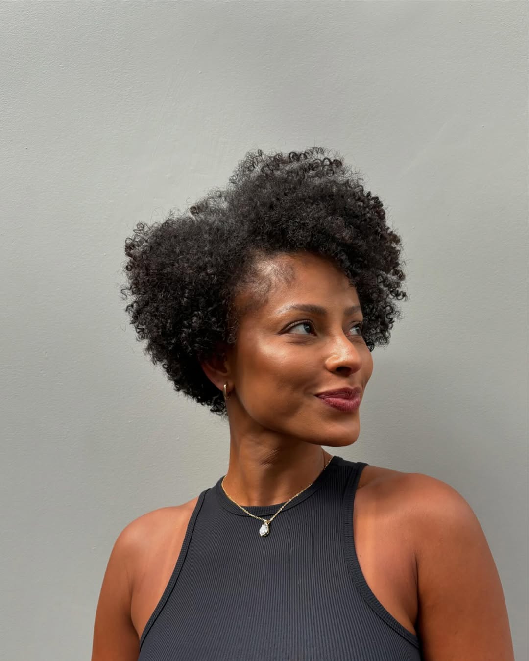 Tapered é o corte que respeita sua textura, valoriza o volume e traz identidade.
Estou aqui para cuidar do seu cabelo com carinho e atenção, te ajudando a encontrar o corte perfeito que valorize sua personalidade. Reserve  seu horário, o link está na minha bio! ✂️ 👩🏾‍🎨
@s.mycrown 
#corteaseco #taperednaturalhair #cortecabelocrespo