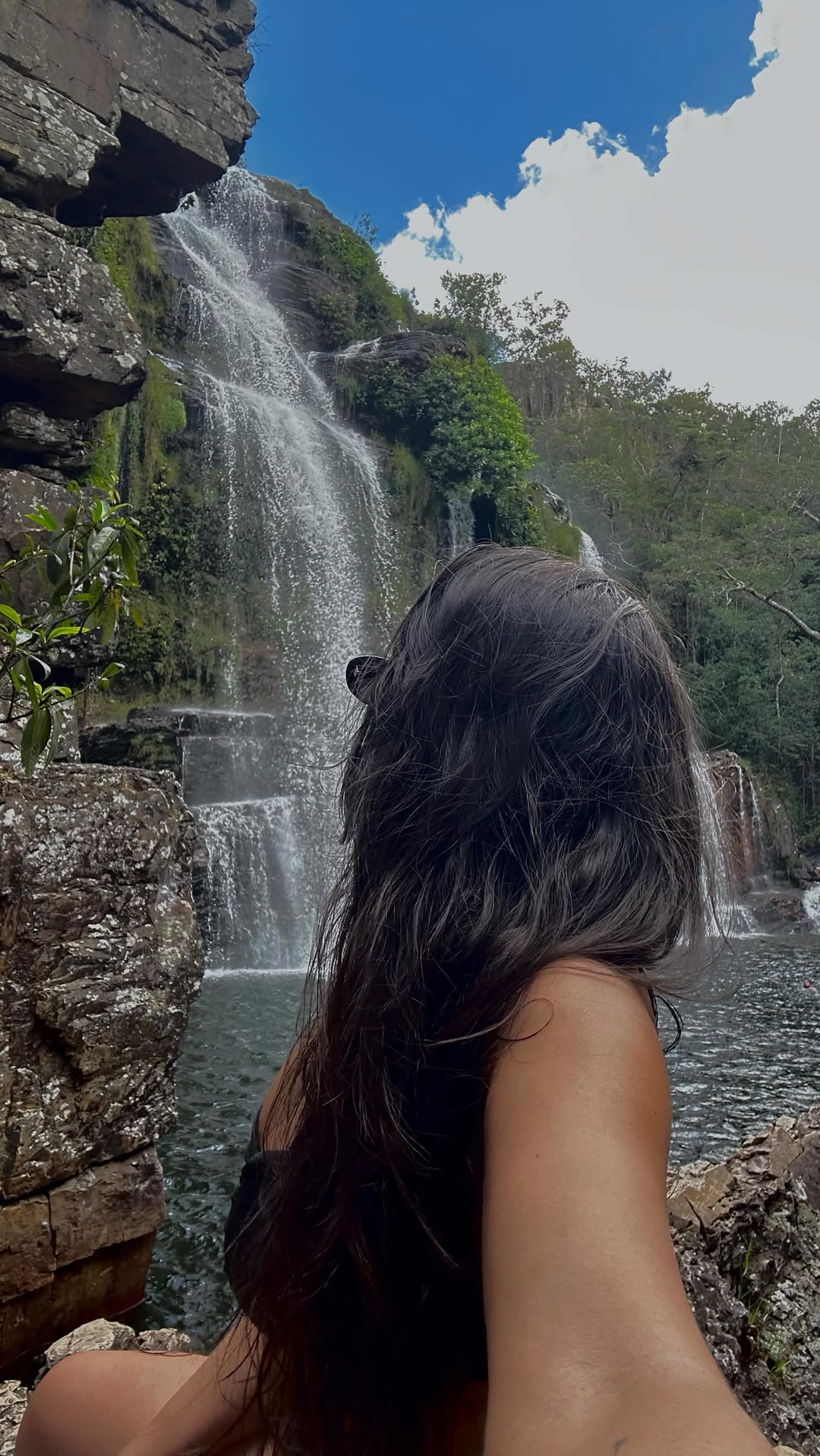 não tem sido fácil e a verdade é que pra ninguém é. por isso, sejamos empáticos e espalhemos mais amor por esse mundo... porque afinal "life goes on" e a gente não sabe até quando. 
portanto, faça dessa a versão mais linda como puder... não se exauste se comparando, não exija tanto assim de você. qual foi a última vez que se parabenizou de algo? 
respire um ar puro e se permita viver um pouquinho. faça isso triste, ansioso (a), do jeito que for... só não deixe que suas emoções te impeçam de vive