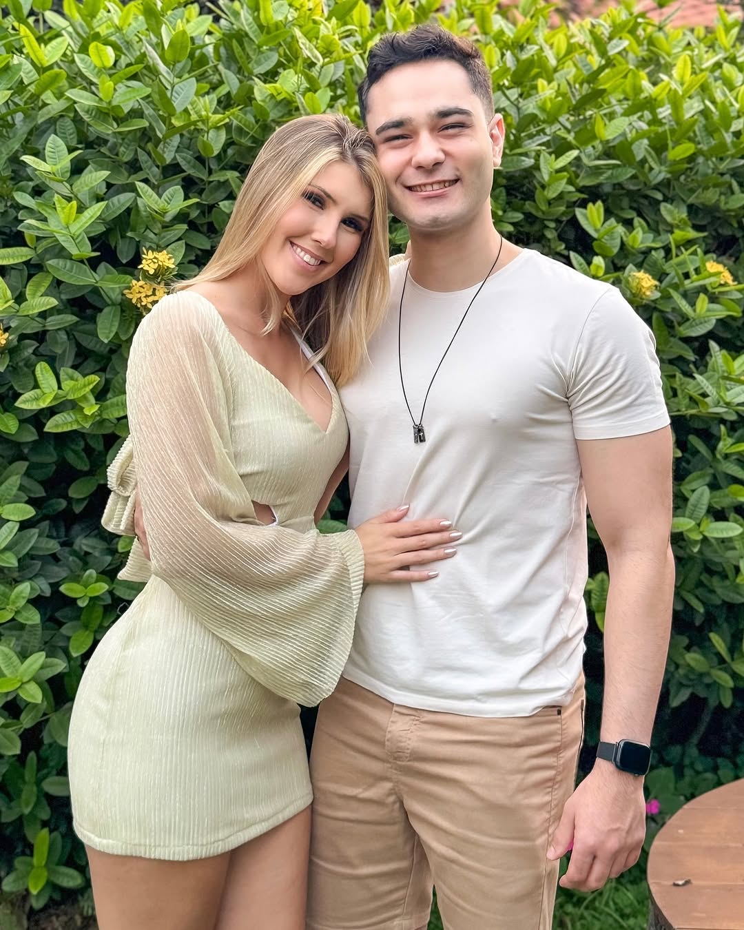 Fazem alguns meses que a minha vida é preenchida de amor, carinho, colo e cuidado. Tenho o meu príncipe encantado, a sorte de ter um amor leve e tranquilo. 
Desde que saímos pela primeira vez, tenho certeza que encontrei o amor da minha vida.
Extremamente feliz por tudo que estamos construindo juntos, pela nossa família começar com as nossas filhas caninas. Somos muito abençoados. 
Dividir a vida com você é um privilégio, meu amor. 
Feliz dia dos namorados, te amo 🩵🥹