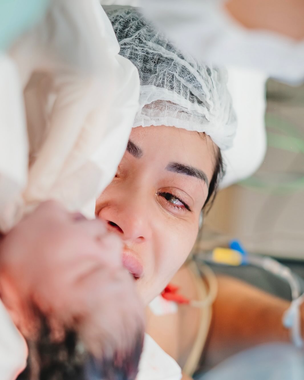 Hoje é um dia muito especial, o primeiro aninho da minha princesa. No dia 14.06.2024 nascia um anjinho, que hoje completa um ano de vida, um ano que você veio para iluminar as vidas dos que rodeiam você de amor e esperança.
Apenas desejo que continue crescendo forte e saudável, e que a felicidade que vivemos neste primeiro ano da sua vida se multiplique por todos os outros. Este amor que nos une é o mais verdadeiro que existe, e acima de tudo é eterno e incondicional.
Filha eu não sei nem que pa