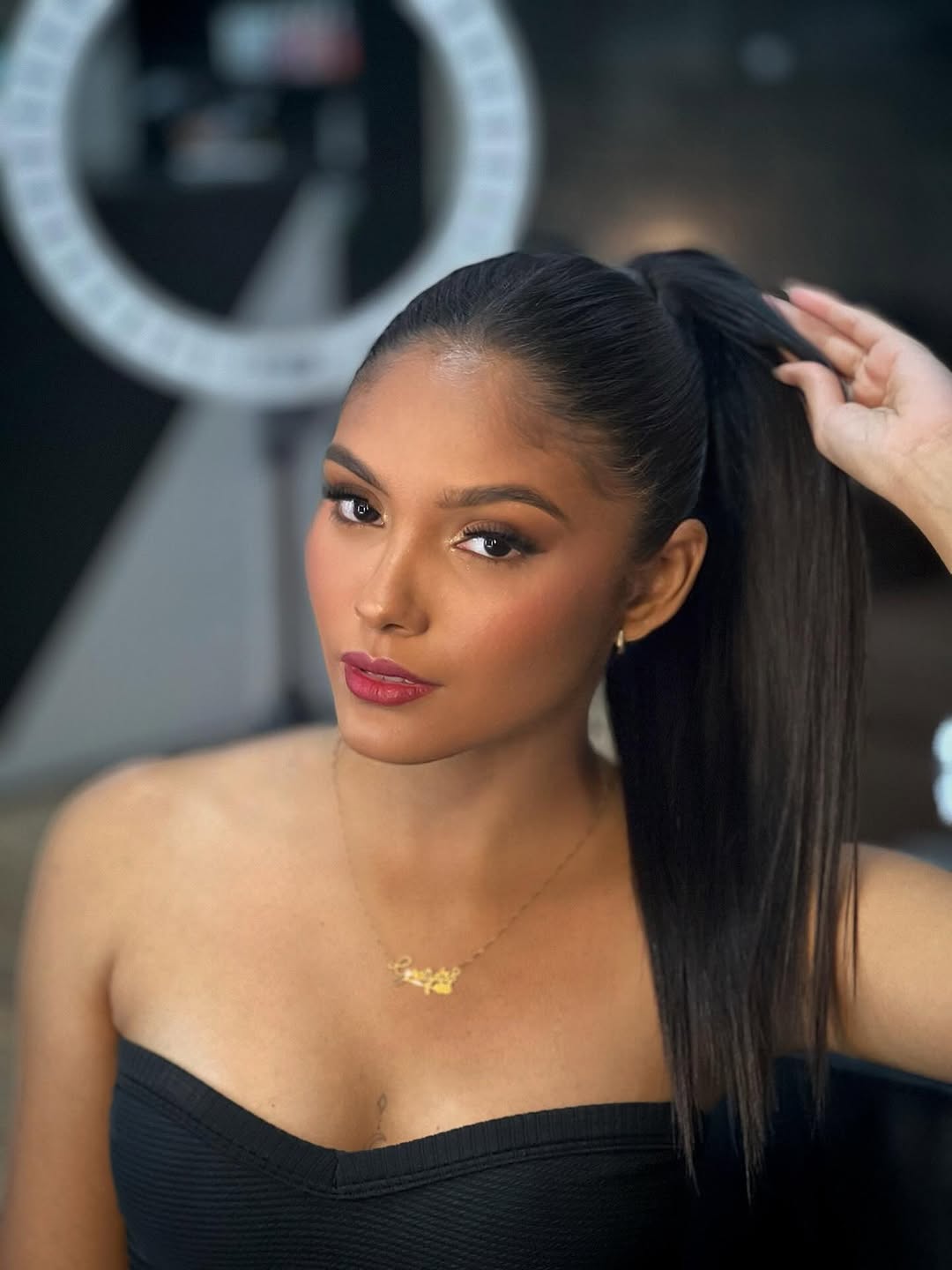 Aquela MAKEUP leve, elegante na medida certa, RABO DE CAVALO no estilo… Pronta pra curtir o São João com muito forró e charme 💃✨

• MAKE: @rarissiamakeup_ 💄