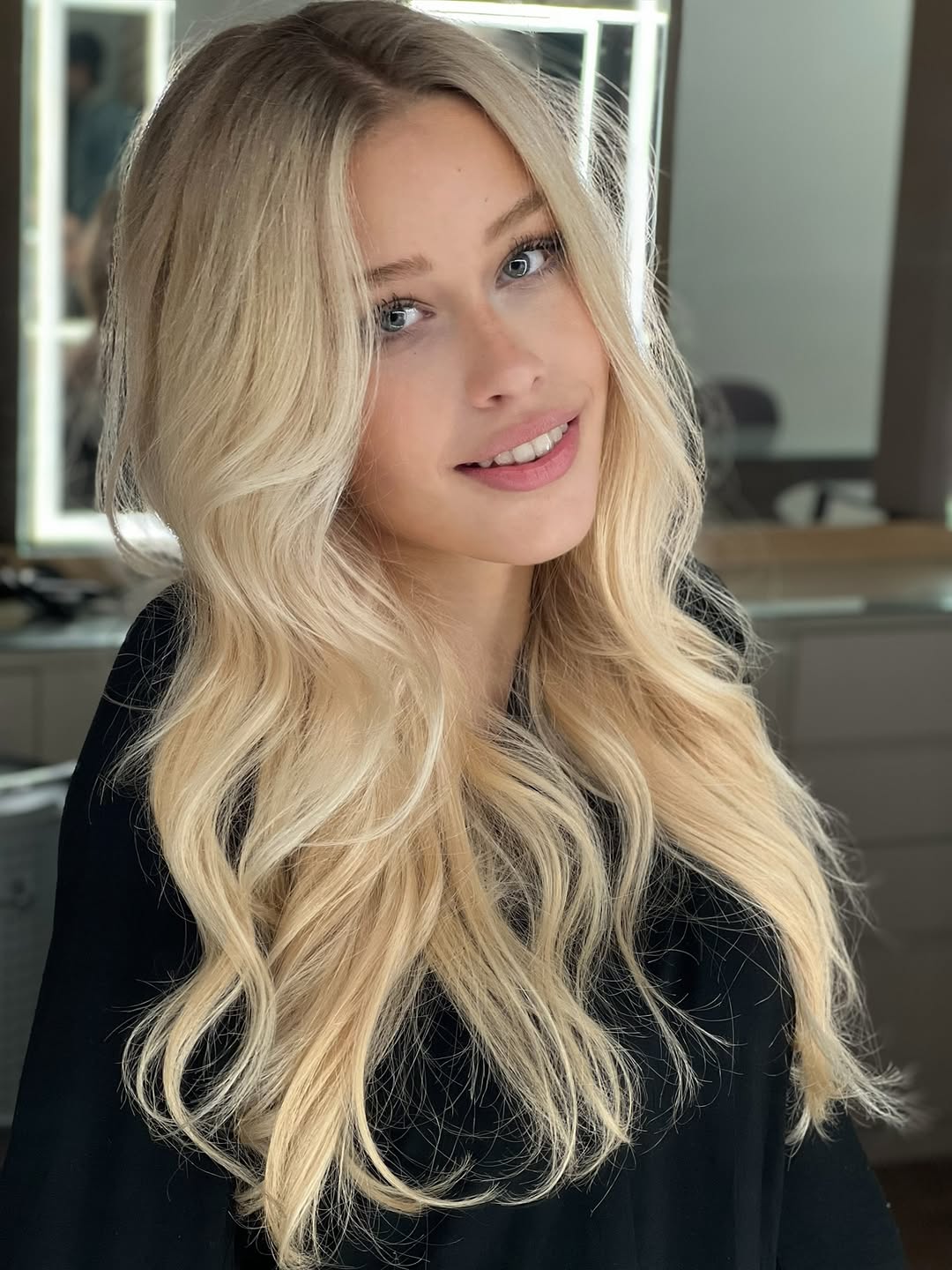Depois de aprontar muito com meu cabelo e me transformar em ruiva, a qual não me identifiquei tanto assim (quem nunca, né?)
Tentei tirar em casa e só consegui manchar ainda mais… Resultado: um cabelo meio rosa, meio indeciso, e eu totalmente arrependida 😅

Foi aí que procurei o Bê @bernardoavieira pra me salvar e devolver minha identidade (e minha dignidade rs). 
Ele conseguiu trazer meu loiro de volta, sem manchas, com muito cuidado e profissionalismo.

Obrigada, Bê, por todo o carinho, paciên