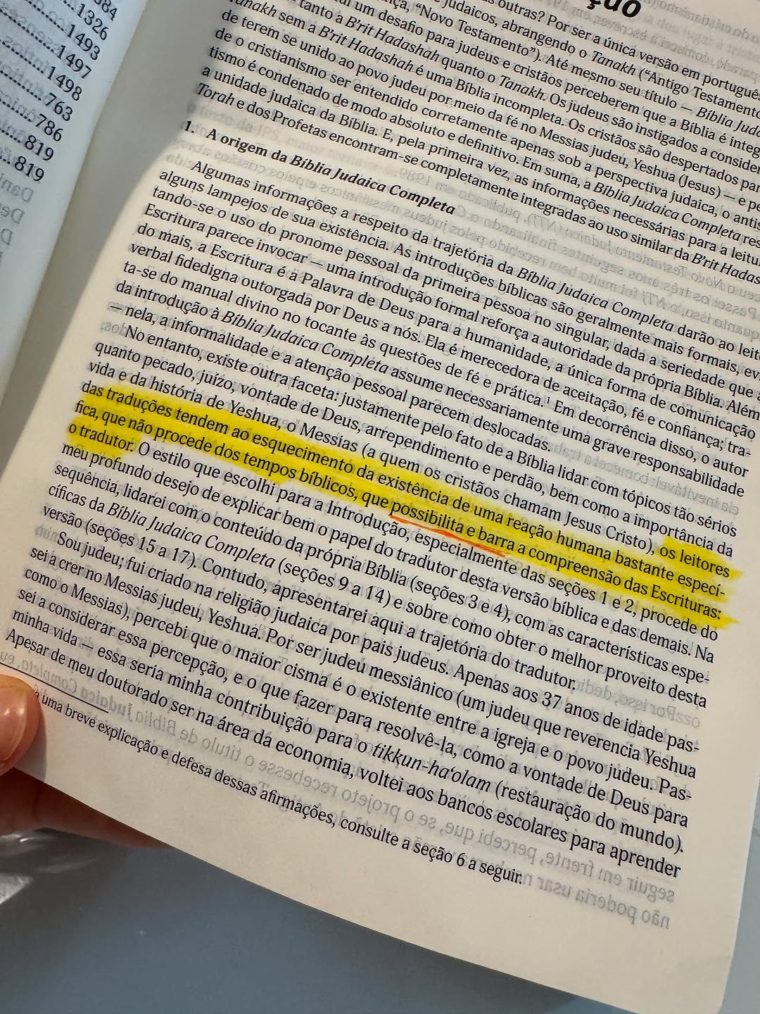 Enquanto lia a introdução da minha nova bíblia (meu pai até brincou perguntando se estou fazendo coleção, mas quem me acompanha por aqui sabe que fazer estudos comparados acrescenta muito ao entendimento), me deparei com algumas afirmações importantes que vão ao encontro com tudo que já compartilhei nesta página.

A tradução é amiga e inimiga do entendimento bíblico. Amiga porque é ponte que transpõe a barreira de uma linguagem desconhecida, e inimiga porque é como um telefone sem fio, em que um
