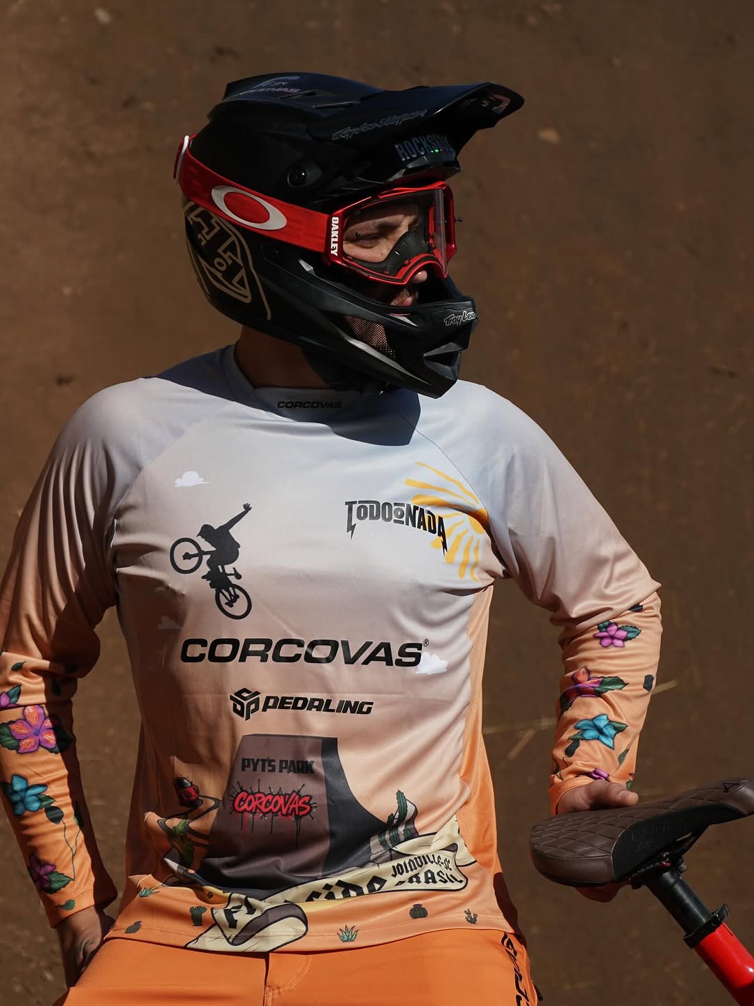 Obrigado @corcovas por todo o apoio de sempre, além de muita qualidade nos produtos uma marca que tem muito amor envolvido. FEITO NA RAÇA. 

📸 @rmvideo_