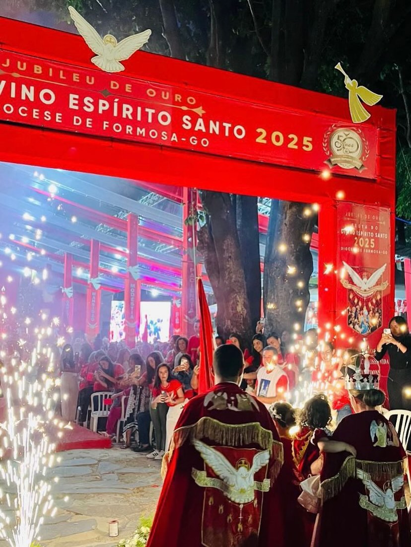 Foi lindo, foi abençoado, foi do jeito que nos deixamos ser levados pela forma que o Espírito Santo quis! Obrigada Senhor por nos permitir viver tudo isso nas graças desse ano santo realizando todas as obras de  evangelização que pudemos realizar! Gratidão a todos que nos acompanharam, nos ajudaram e rezaram conosco e por nós! A saudade ficará eternizada nas boas e emocionantes lembranças de tudo que nunca sairá do meu coração! Eu amei ser a Imperatriz da @festadodivinoformosago e vou guardar pa