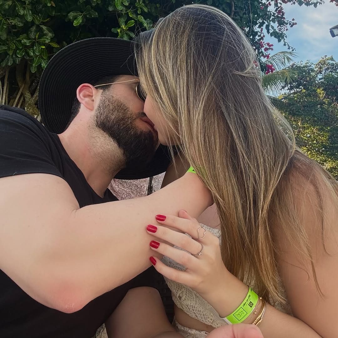 Hoje é o dia dessa mulher que é sinônimo de beleza, inteligência, simpatia e doçura. A mulher que ressignificou os meus dias e tudo o que eu entendia sobre o amor, mostrando um lado puro e verdadeiro desse sentimento, que me faz sentir paz e a presença de Deus em cada detalhe. Obrigado por tudo e por tanto, Meu Amor! Eu te amo e tenha um feliz aniversário. ❤️