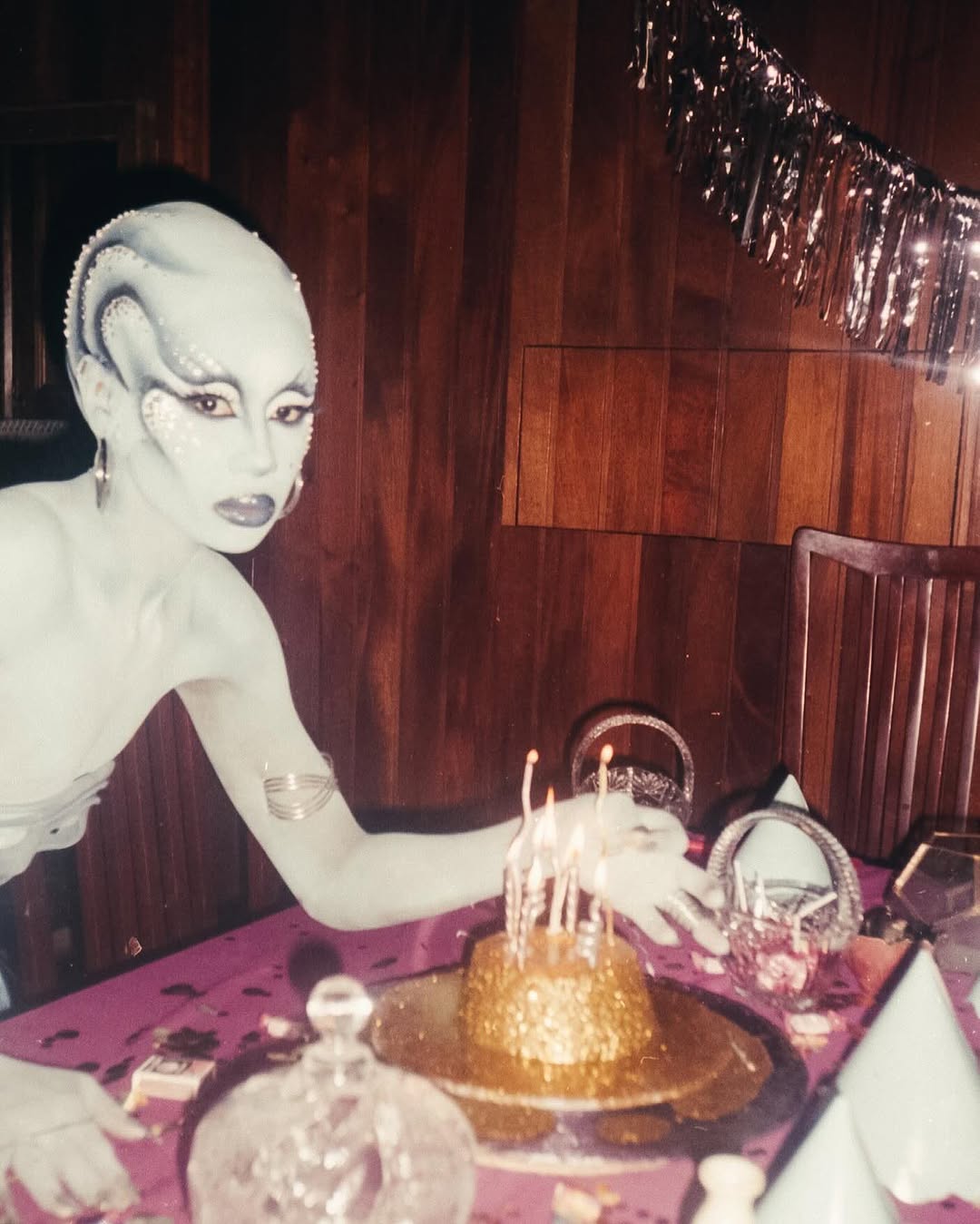 um dia fiquei pensando como seria o aniversário de um extraterrestre e pensei que pudesse ser solitário e pensando em toda essa solidão de um planeta distante pensei que não tive muitos amigos na infância mas criava amigos imaginários e torcia pra eles criarem vida. depois pensei como eles seriam mas nunca tive essa resposta até que depois de grande pensei que seria bonito se todos fossem azuis e carregassem também um coração azul e azul por ser a cor das maiores e mais puras coisas do mundo 

a