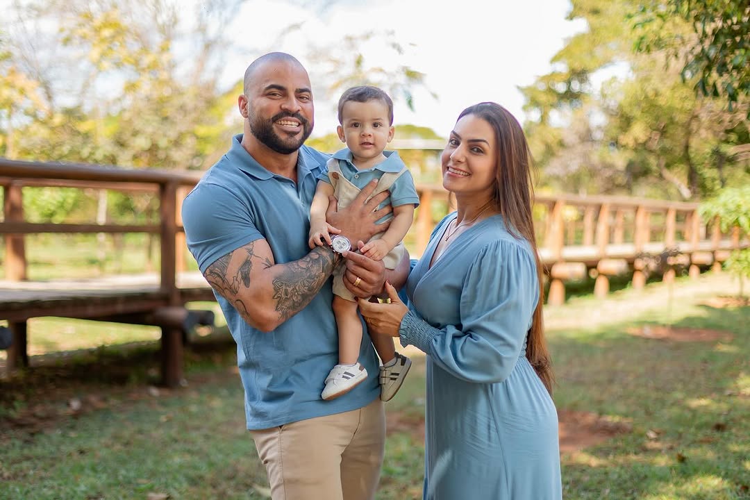 Hoje o dia amanheceu lindo, cheio de luz e amor, porque celebramos o seu primeiro aninho de vida. Há exatamente um ano, você chegou para transformar tudo, para ensinar o que é amor verdadeiro, paciência, força e alegria.

Parece que foi ontem que te peguei nos braços pela primeira vez, tão pequeno, tão delicado, e hoje você já enche a casa com seus passinhos, suas risadas e seu jeitinho único de descobrir o mundo. Cada sorriso seu é um presente, cada descoberta é uma vitória, cada momento ao seu