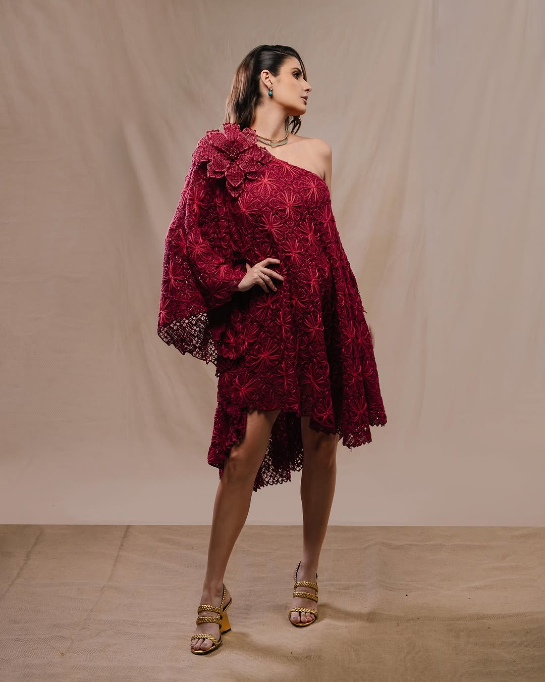 O Filé se faz presente na minha trajetória de estilista. Em suas tramas geométricas, bordo meu DNA com meu olhar fashionista. Mas hoje vou falar de tradição, de quem veio e fez primeiro.Teka Rendeira, uma mulher forte e visionária que enxergou cores nas telas de linha adornadas e bordadas pelas artesãs do Pontal.
O vestido criado para homenagear essa grande artista, foi um trapézio midi e assimétrico na cor marsala, bordado com ponto preferido de Teka, a rosa bom gosto, que conta com a mesma em 