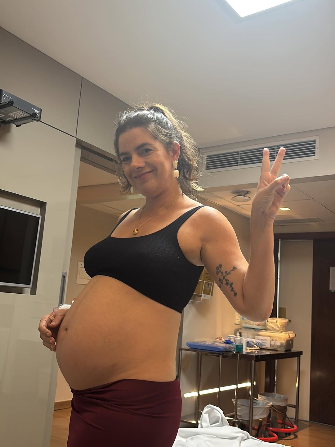 O parto pt. 2

A indicação da médica era parto normal, com indução por ocitocina, já que ela estava ali prontinha pra sair, rs.

Mas será que eu conseguiria? Aquela dor toda, aquele sofrimento…

Ninguém acreditava que eu optaria pelo normal - nem eu! Sempre gritei aos quatro cantos o meu pavor de parto normal.

Questionei pela última vez: nesse cenário, o que seria melhor para a Madu? E assim fomos para o parto normal, começando a indução no fim da tarde do dia 10 de março.

Tive uma equipe incr