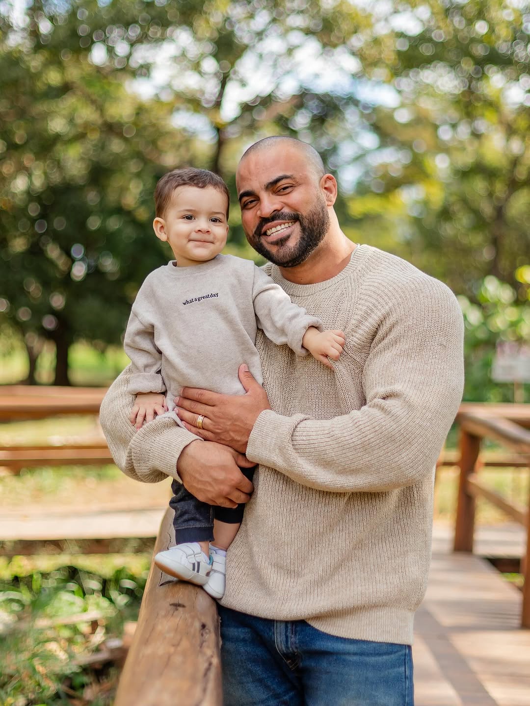 E hoje é dia do meu parceiro de vida… Dia daquele que vive os bastidores da vida ao meu lado e que consegue me surpreender todos os dias com o paternar. O autor das melhores musiquinhas e dos melhores registros fotográficos com o nosso filho também 😂 Meu amor, sou grata a Deus por ter você. Você é muito mais do que o amor da minha vida, é meu parceiro, meu apoio, meu melhor amigo e também o papai do nosso filhão. É lindo ver o homem incrível que você é se multiplicar nesse papel de pai, com tan