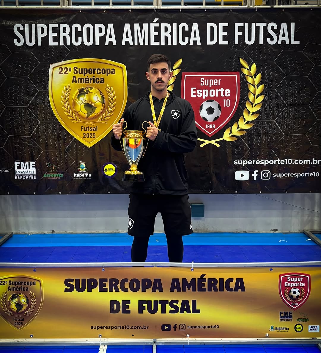 Vice-campeão Supercopa América 2025 (Sub-11)🥈

Primeiro, agradecer profundamente a oportunidade de estar representando o Botafogo, um clube gigante, em outro estado e competindo em alto nível em uma competição internacional. 🏆🎡

Caímos de forma invicta nesta categoria e com uma campanha de grande perfomance. Orgulho da nossa trajetória e da dedicação que cada um teve para conquistar o título. 👏

Volto para o Rio de cabeça erguida, com muito aprendizado na mala, e gratidão pela experiência da