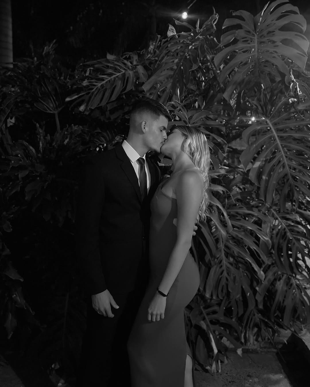 Antes de te conhecer, me perguntava se algum dia eu realmente sentiria o amor. Nunca corri atrás, porque no fundo sempre acreditei que no momento certo, ele chegaria de forma espontânea e natural. E foi exatamente assim que você apareceu na minha vida.
Nós sempre comentamos sobre como foi doido tudo o que aconteceu e como parece que a gente se conhece há anos. Foi tudo tão rápido, mas ao mesmo tempo, tão leve. Você me faz acreditar em um amor puro, tranquilo e libertador. 
Obrigada pelos melhore