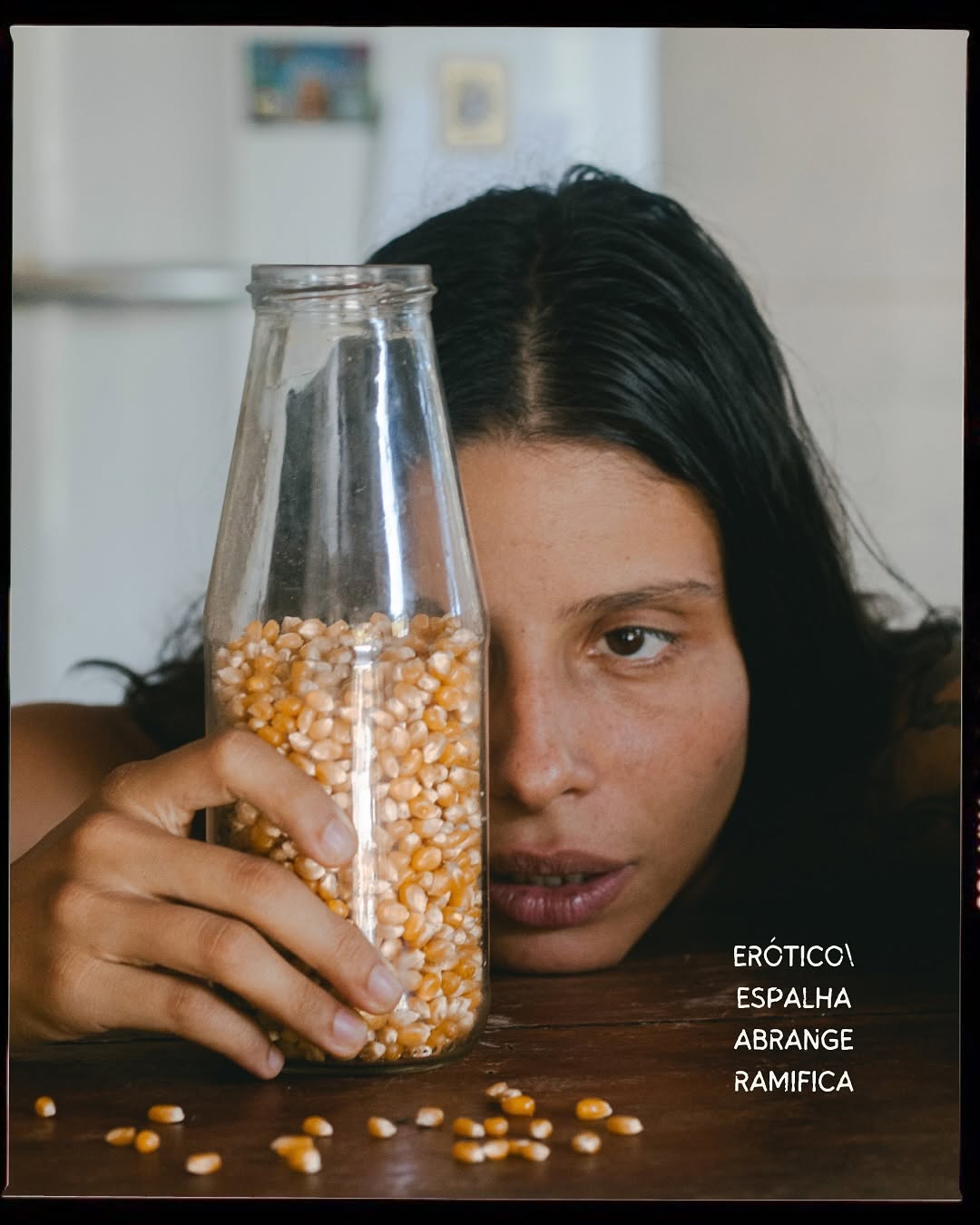 Nos encontramos para dançar quadris, entre almoços e fins de dia. todo encontro uma pesquisa também de liberação, a arte se fez presente e deu substância as nossas catarses. 

~Essas são experimentaçoes poético visuais das elaborações sensoriais do erótico que nos atravessa. ~

experimento que vem sendo curtido com o tempo desde 2023 até os dias atuais.