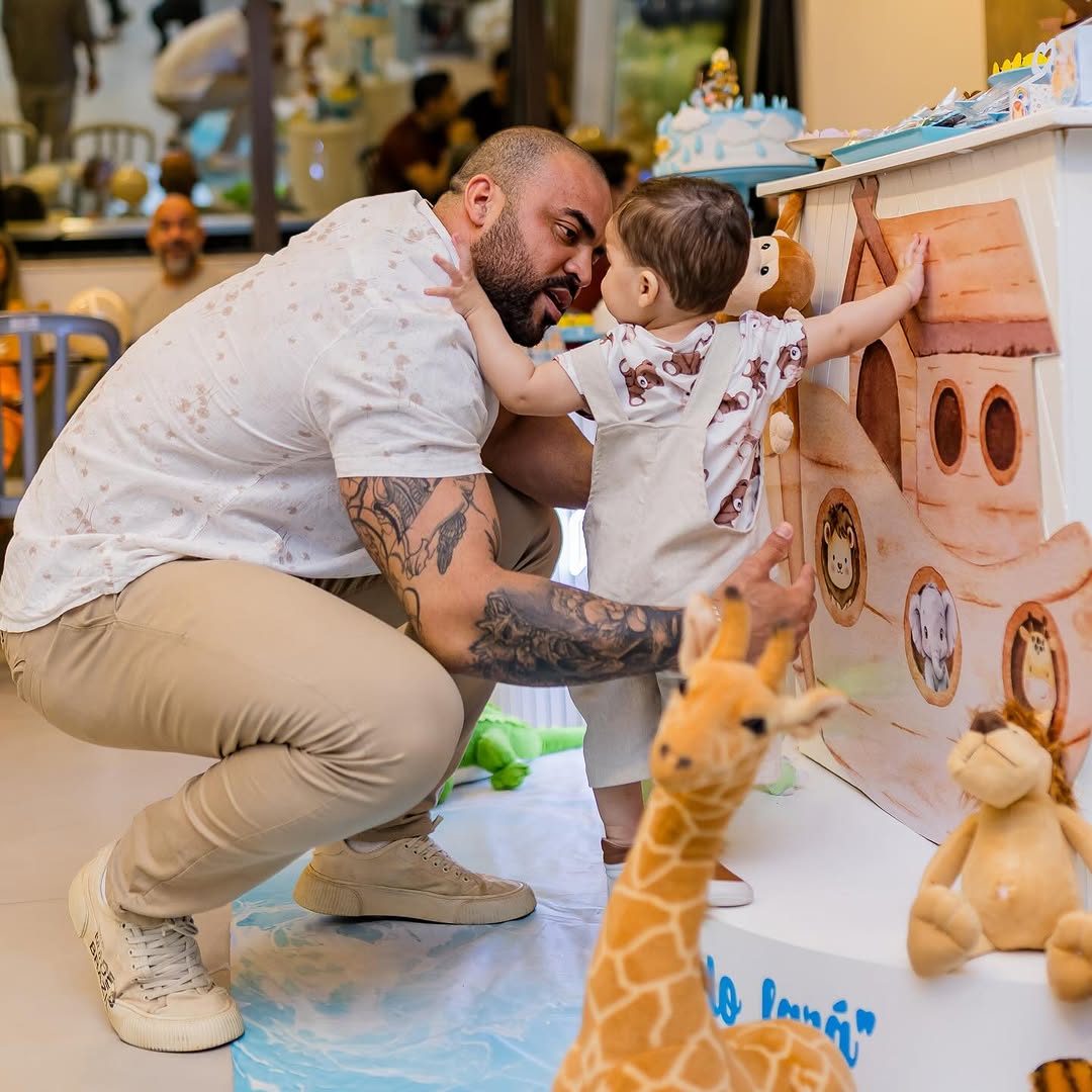 Feliz Dia dos Pais, meu amor!
Ver sua versão pai me faz amar você de um jeito novo todos os dias. É lindo ver o cuidado, a paciência e o carinho que você dedica ao nosso filho. Você é nosso porto seguro, nosso elo forte, nosso riso fácil e nosso amor constante. Obrigada por ser exatamente quem é e por fazer da nossa família o melhor lugar do mundo. Te amamos ❤️