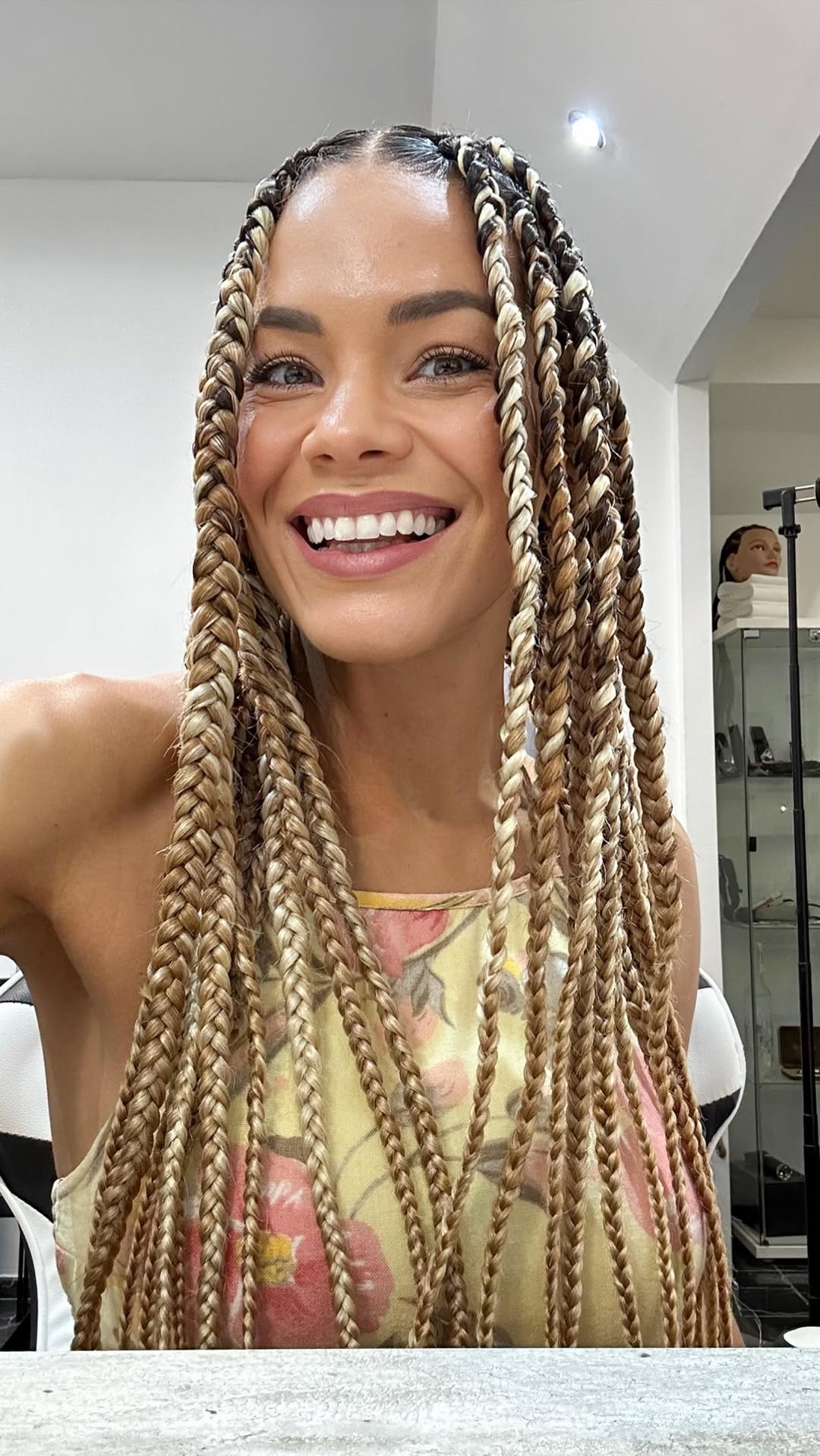 Le trecce mi fanno sentire forte, femminile e connessa con le mie radici! ❤️
.
.
.
.
.
.
#trecce #tranças #braids #rome #roma #capelli #afrohair #cabeloafro #afrohairstyle #negros #brazilian #braziliangirl #brasileira #dancer #labrasilianadiavantiunaltro #cabelos