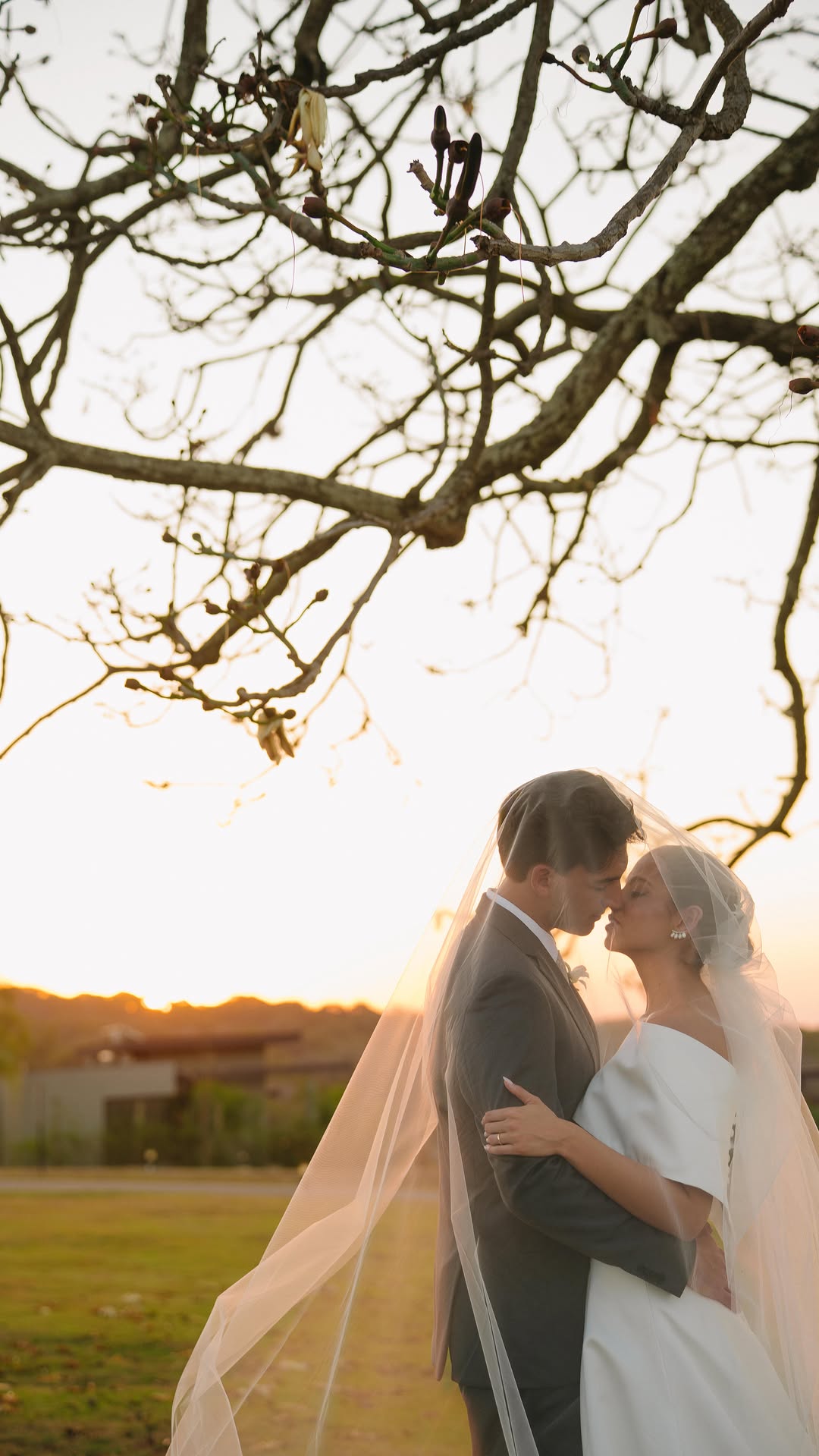 Lindo e emocionante, assim podemos definir o casamento da @_gabicaraujo e do @henriquenikolas_ na @pousadaterramare 

Um dia inesquecível para ficar marcado nas melhores lembranças de amigos e familiares que testemunharam a união do casal.

Celebrante: @andrevaladao 
Foto @paradigmafotografia 
Assessoria: @isabellavieiracerimonial 
Local da cerimônia e festa: @pousadaterramare 
Make e Hair: @: @dri.ribeiromakeup 
Decoração: @pedrorpneto 
Buffet: @23gastronomie 
Atração: @vitorsobrinho e @christi